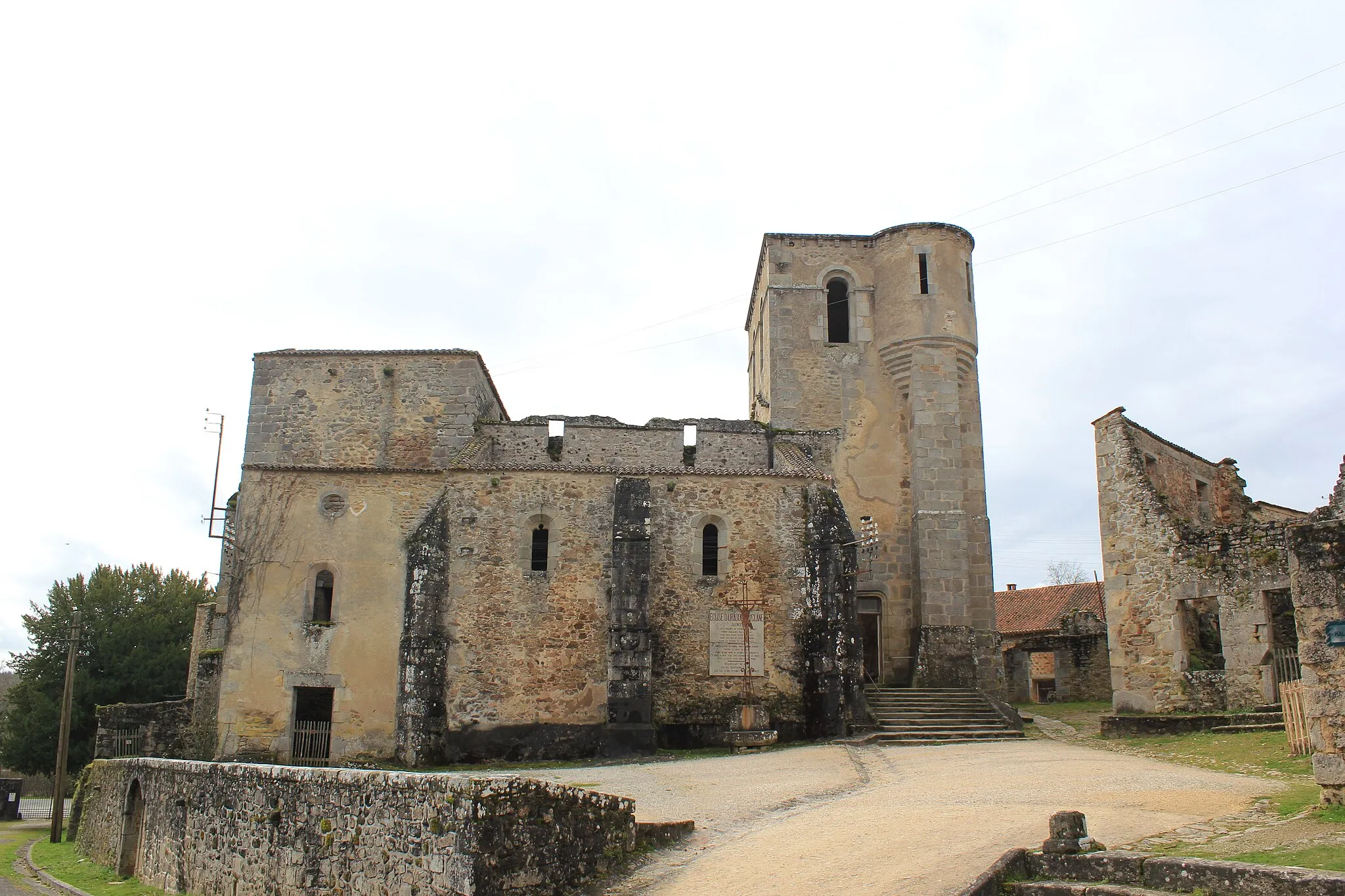 Photo showing: Photo de l’Église d'Oradour, prise depuis la place