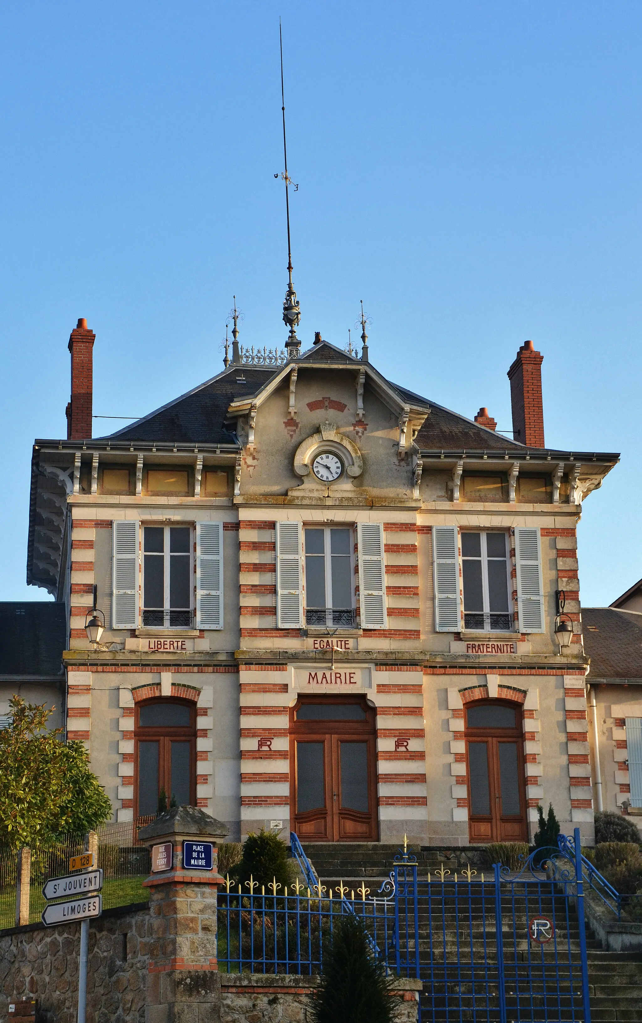 Photo showing: La façade de la mairie de Peyrilhac (Haute-Vienne, France)