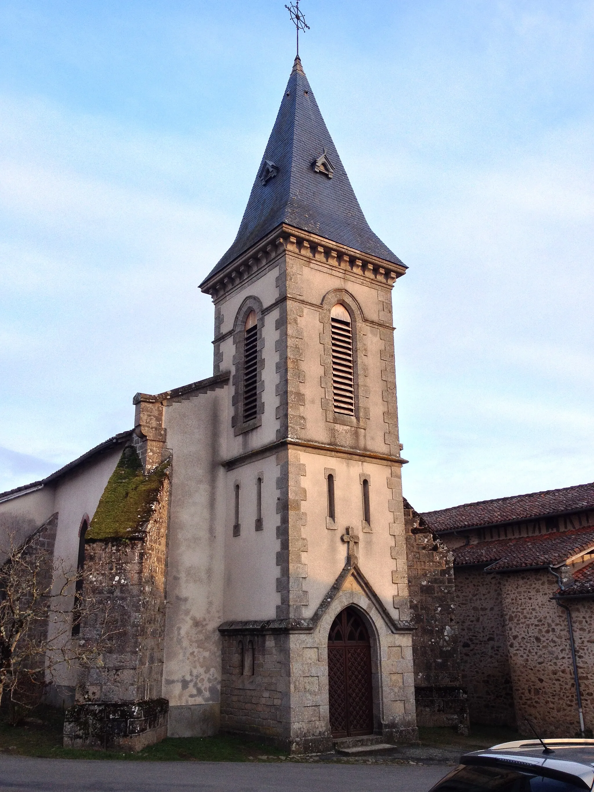 Photo showing: Le clocher de l'église de Saint-Priest-sous-Aixe, rue des Glycines.