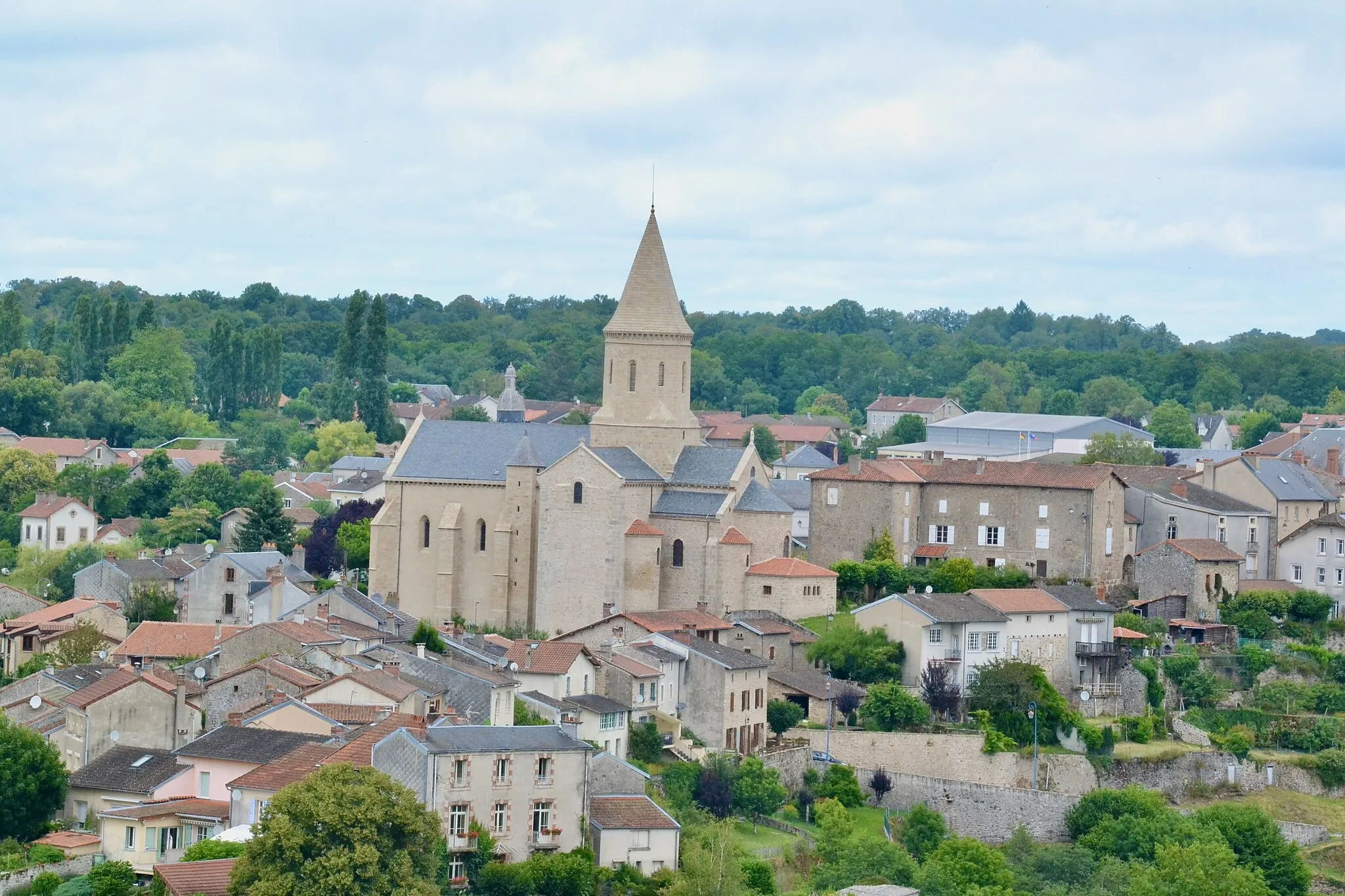 Photo showing: Châteauponsac, vue depuis la rive gauche de la Gartempe (Haute-Vienne, France).