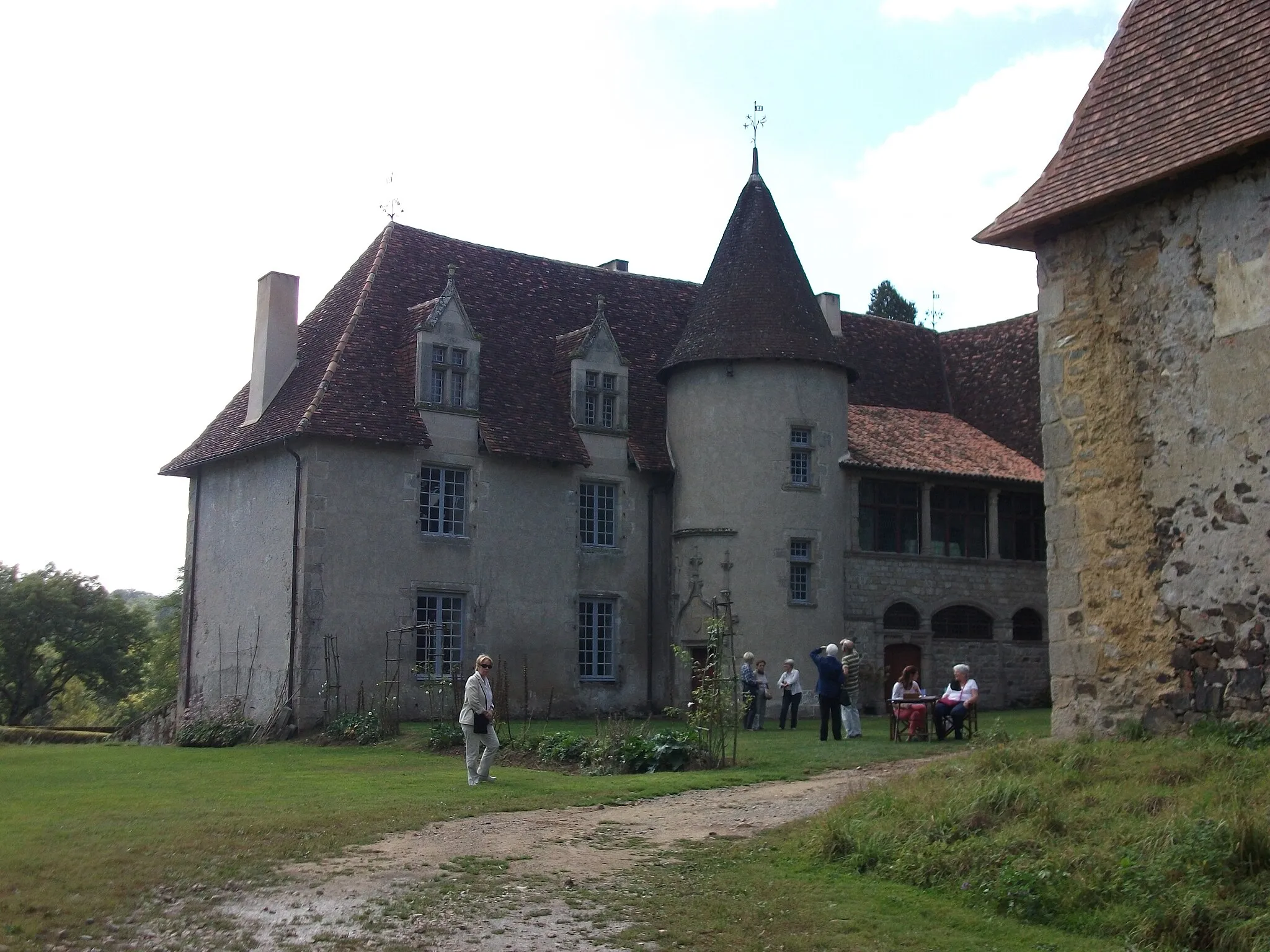 Photo showing: This building is indexed in the base Mérimée, a database of architectural heritage maintained by the French Ministry of Culture, under the reference PA87000033 .