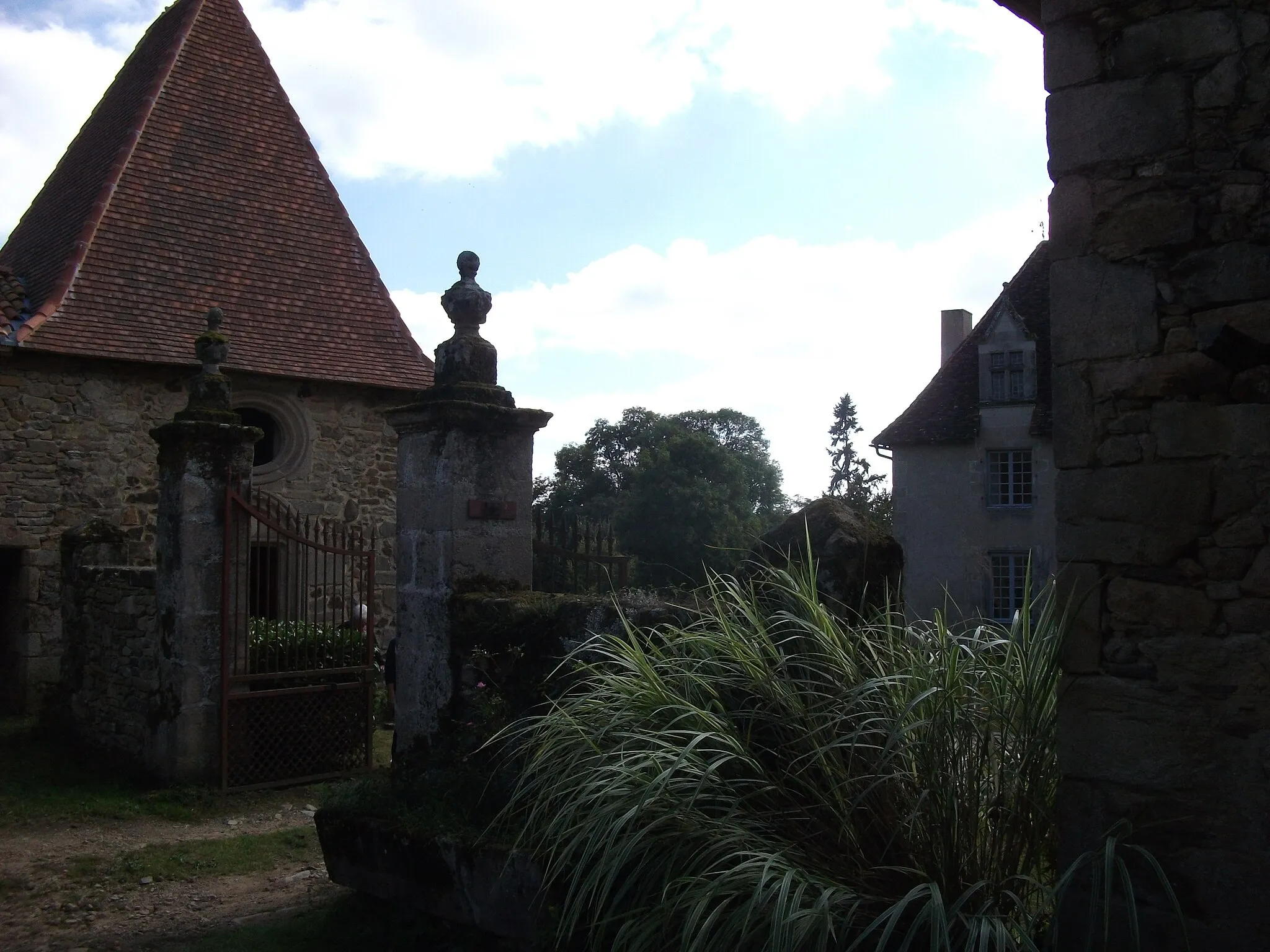 Photo showing: This building is indexed in the base Mérimée, a database of architectural heritage maintained by the French Ministry of Culture, under the reference PA87000033 .