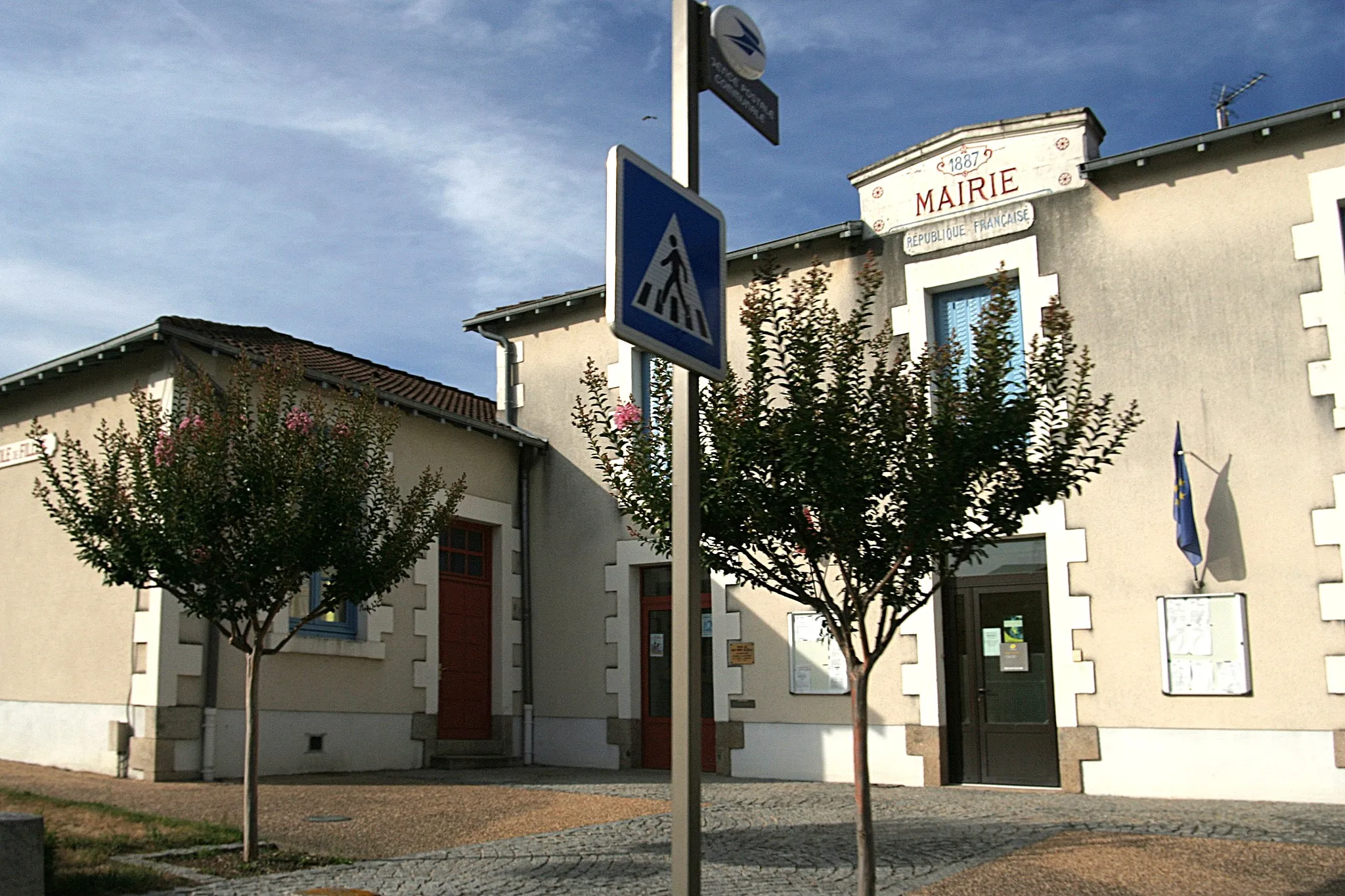 Photo showing: Mairie de Saint-Bonnet-de-Bellac.