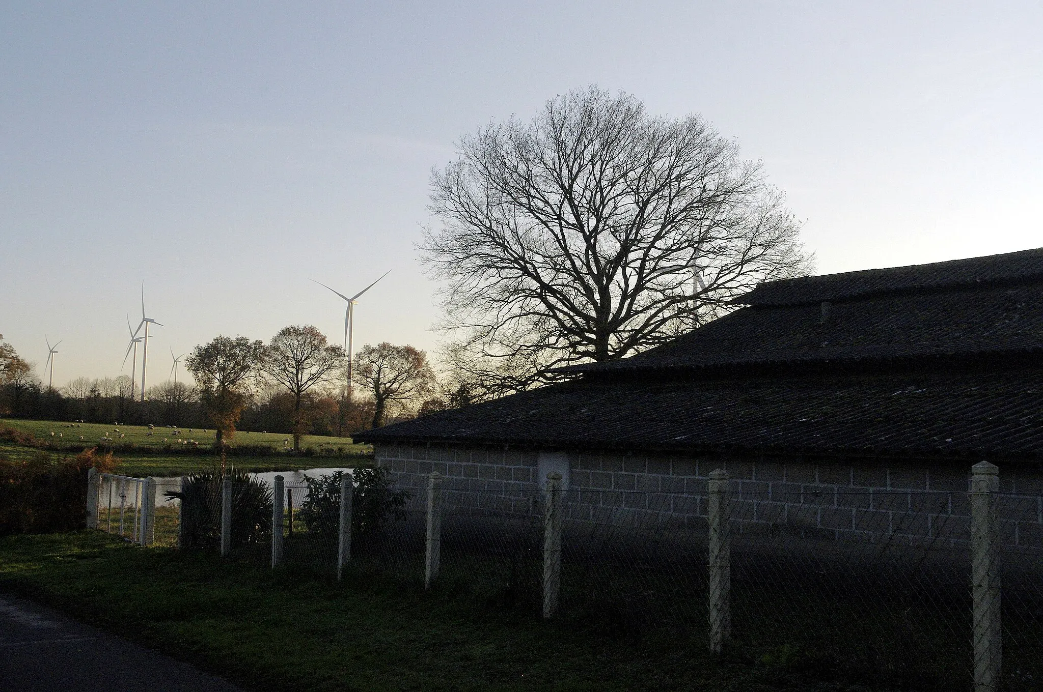 Photo showing: Parc éolien Les Landes sur les communes Saint-Bonnet-de-Bellac et Saint-Martial-sur-Isop, Haute-Vienne, Eoliennes de 200 m de haut, modèle Senvion  3.0M122. Sur la D 26A, rue des Etangs, à l'entrée du hameau Le Mas de Bost à plus d'un kilomètre des éoliennes.