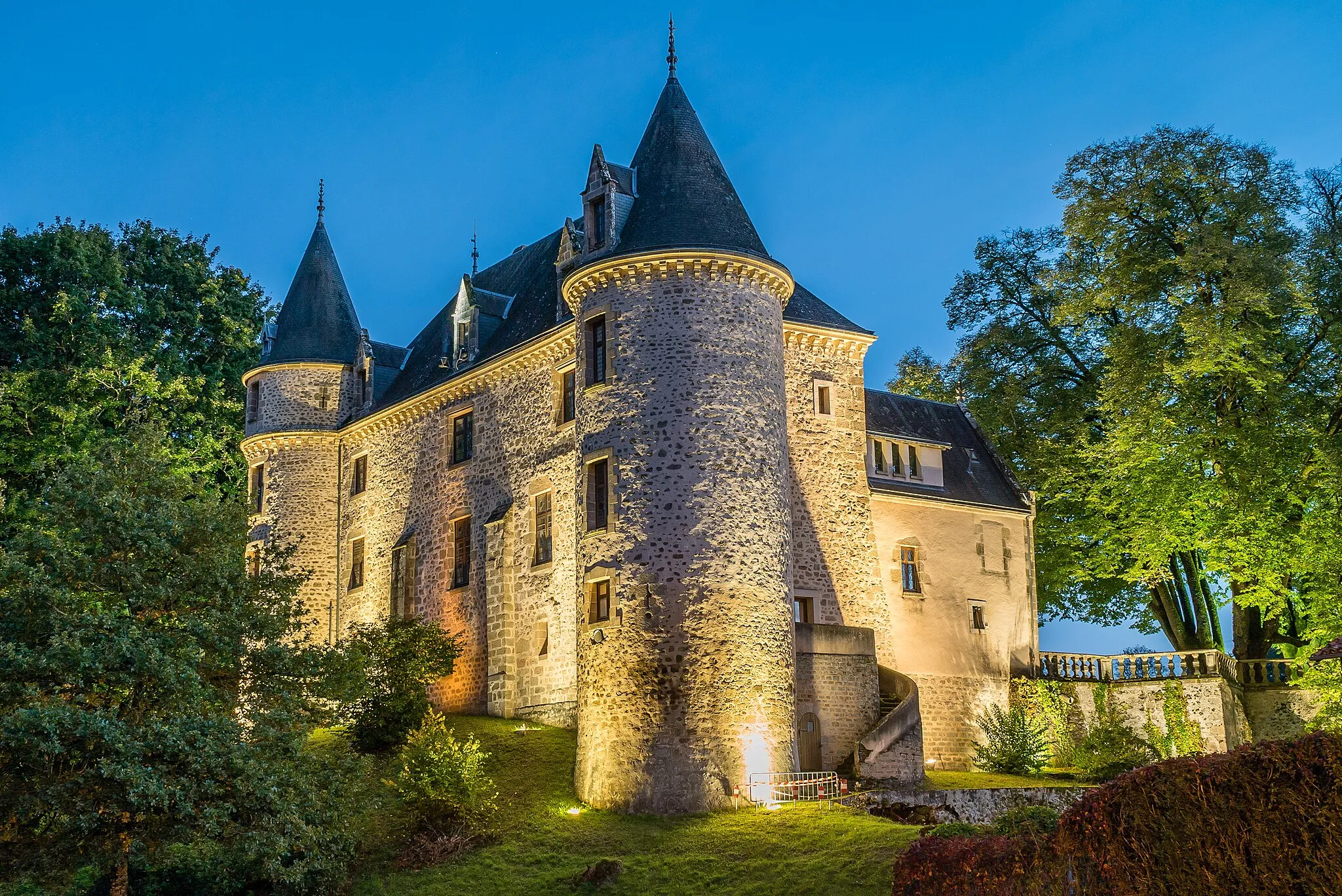 Photo showing: Le château de Nieul éclairé à la nuit tombée