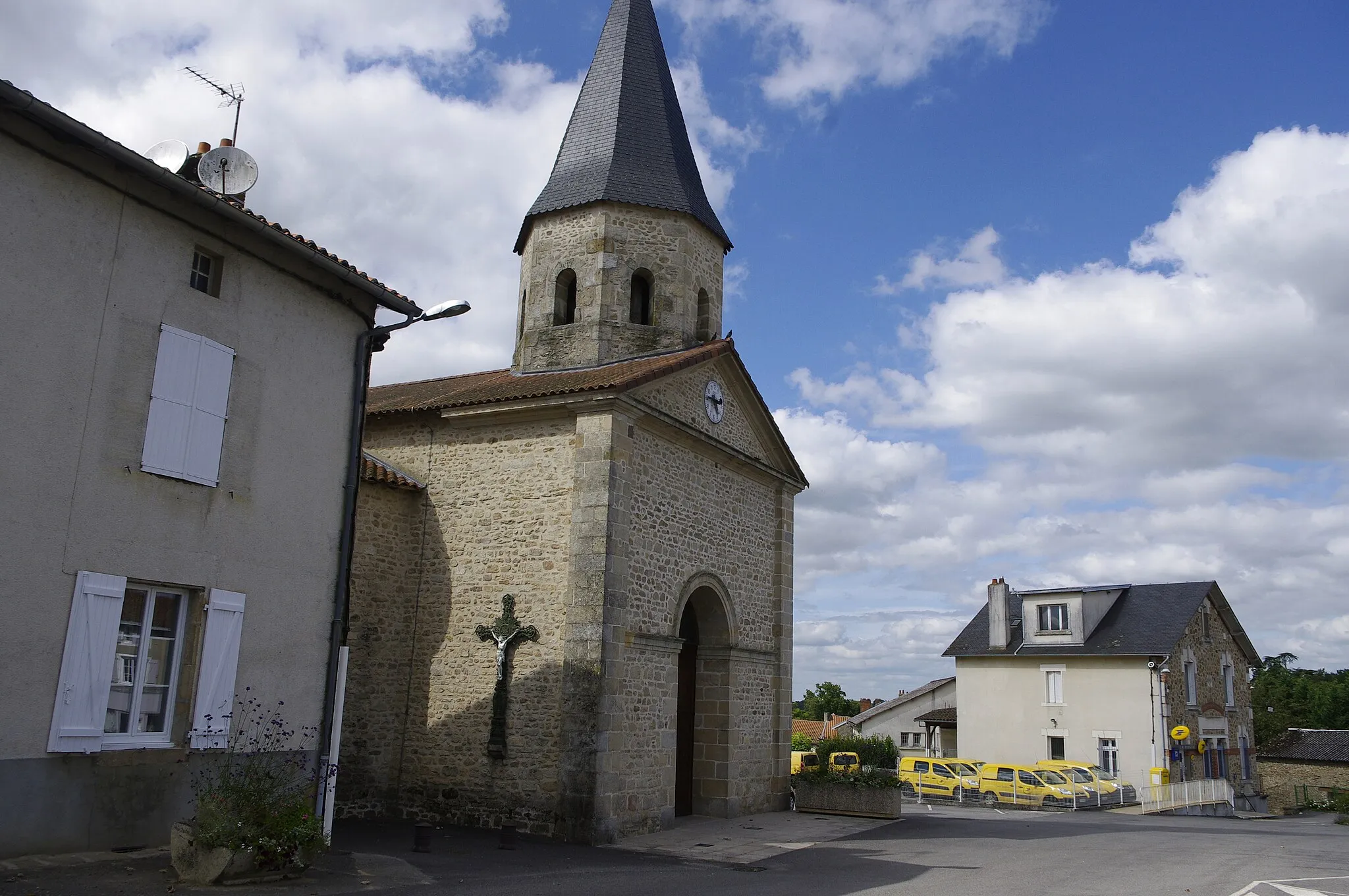 Photo showing: L'église de Nantiat et le bureau de poste, Haute Vienne, France.