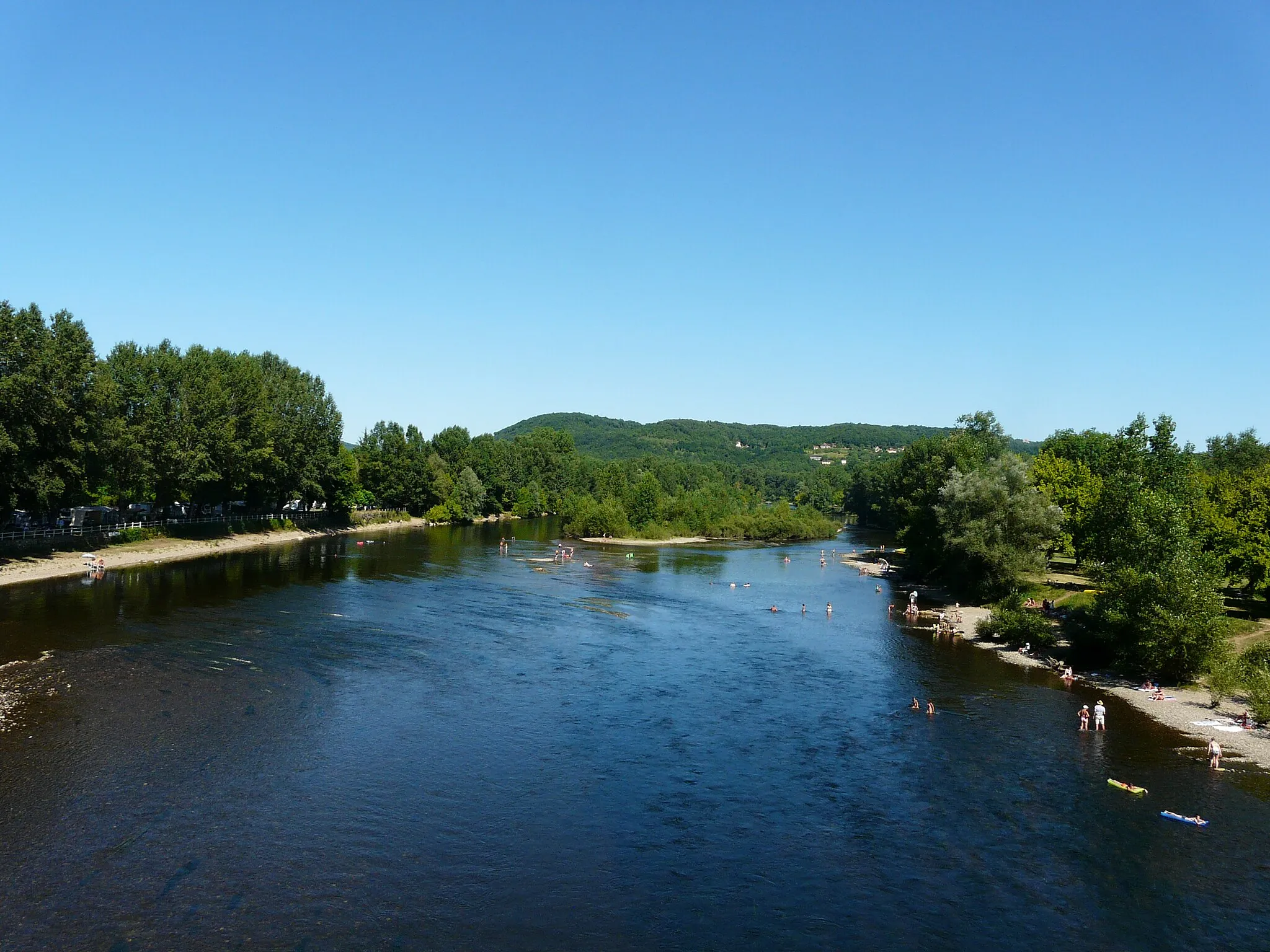 Photo showing: La Dordogne en amont du pont de Rouffillac, département de la Dordogne, France. Elle sert de limite entre Carlux à gauche et Saint-Julien-de-Lampon à droite.