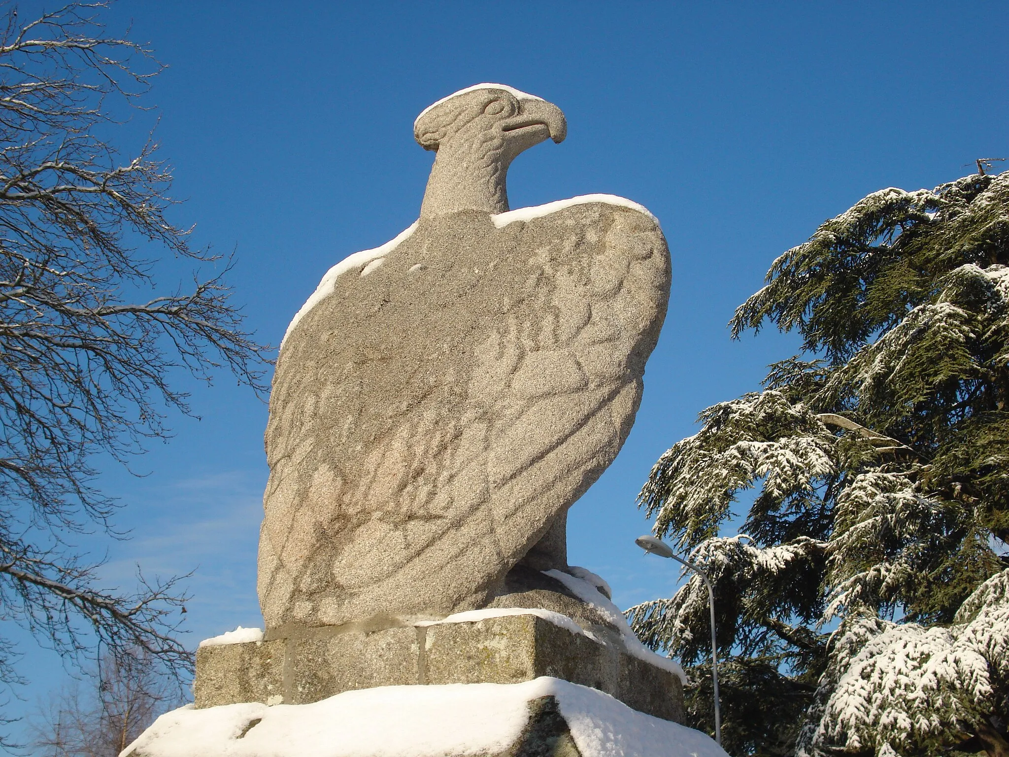 Photo showing: L'aigle romain de la place Voltaire à Ussel (Corrèze)
