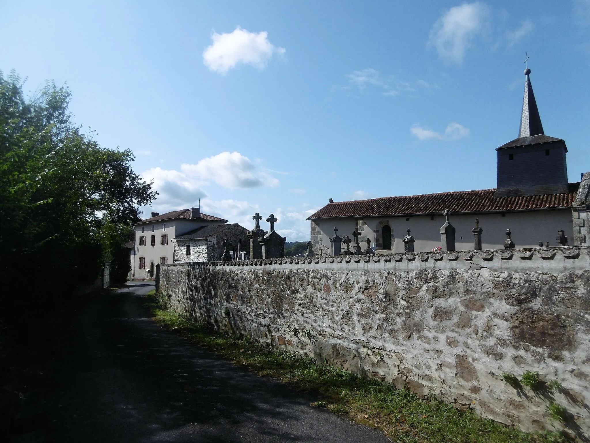 Photo showing: église de Saint-Ouen-sur-Gartempe derrière le cimetière