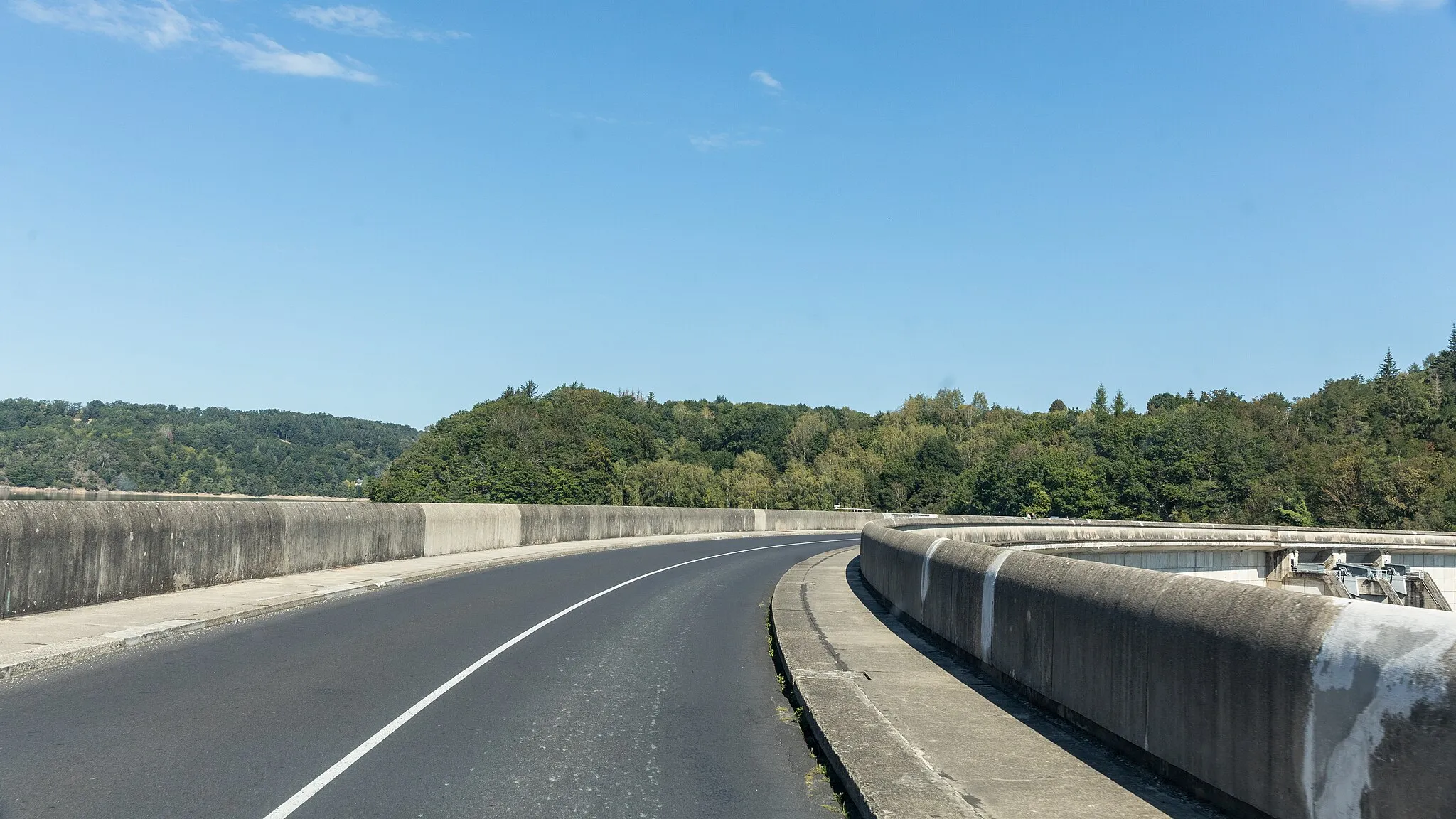 Photo showing: Route départementale D 683 over the dam of Bort-les-Orgues