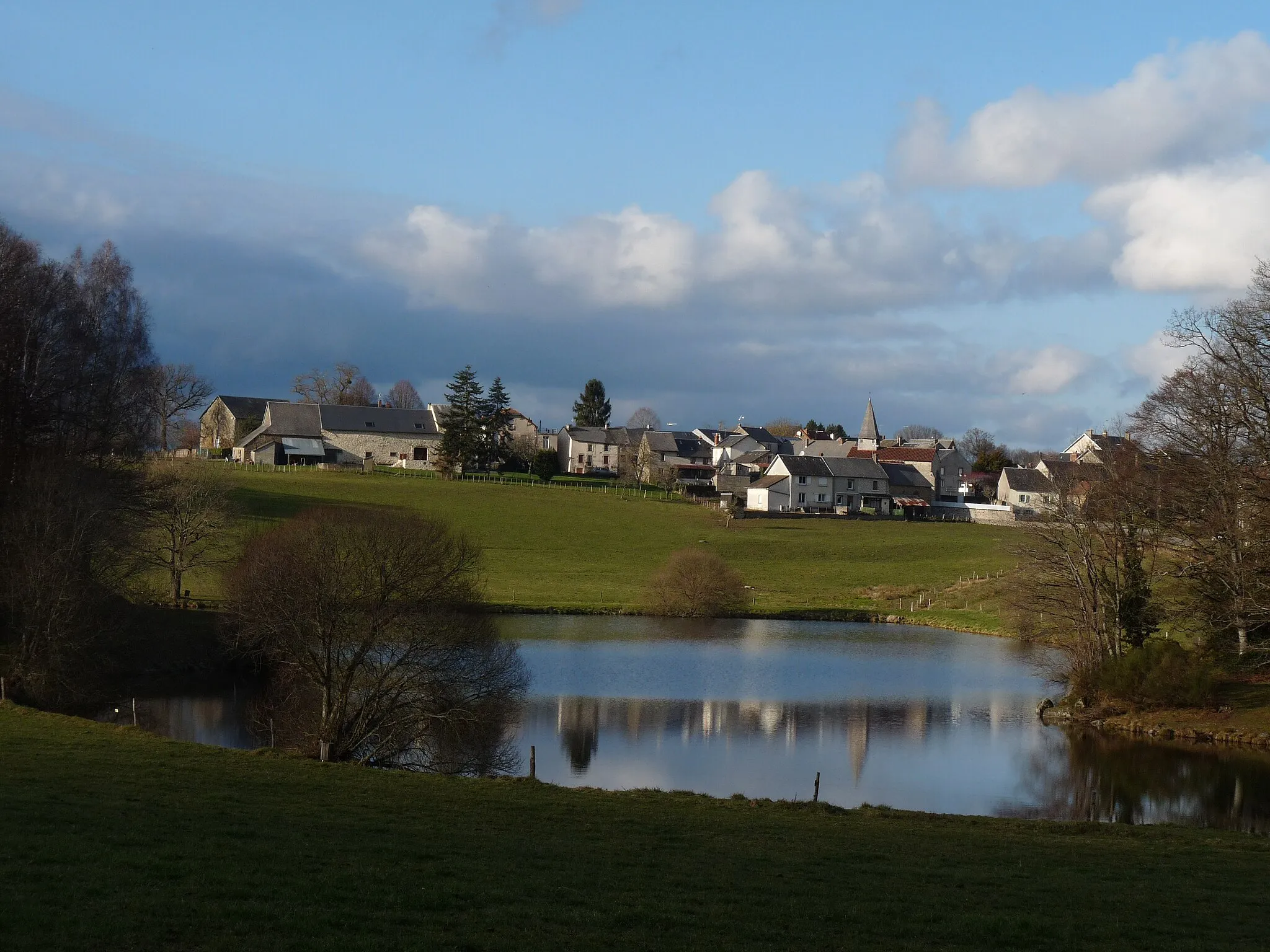 Photo showing: Le bourg de Chamborand en Creuse, se reflétant dans l'étang de La Chaise.