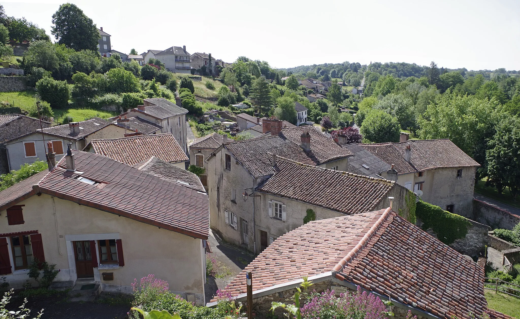 Photo showing: Bellac (Haute-Vienne) Toitures en tuiles romanes.