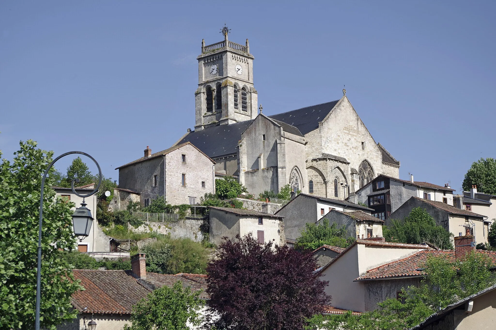 Photo showing: Bellac (Haute-Vienne)

Eglise de l'Assomption de la Très Sainte-Vierge (XIIe-XVe siècles)

Edifiées au XIIe siècle, l'église est à l'origine la chapelle des comtes de Marche.
La première nef romane, est doublée, au XIVe siècle, par une seconde nef gothique, édifiée au nord de la première.
Le gros clocher carré date également de cette époque, ainsi que le portail sud.
Les deux chapelles latérales, de style flamboyant, qui flanquent les nefs au nord et au sud, furent édifiées au XVe siècle.

Le clocher fut restauré une première fois de 1619 à 1622, puis une seconde au début de la Révolution.