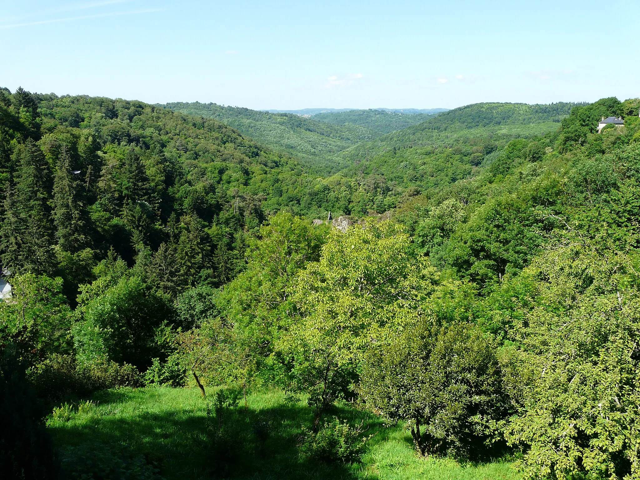 Photo showing: La vallée de la Montane vue vers l'est-sud-est depuis le bourg de Gimel, Gimel-les-Cascades, Corrèze, France. La pointe verticale grise au centre est le clocher de l'église Saint-Étienne de Braguse.