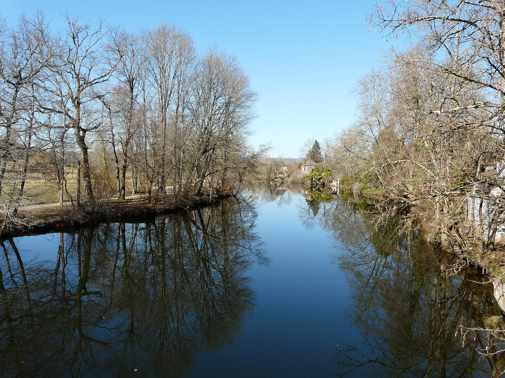 Photo showing: La Vézère en amont du pont du XIXe siècle à Saint-Viance, Corrèze, France.