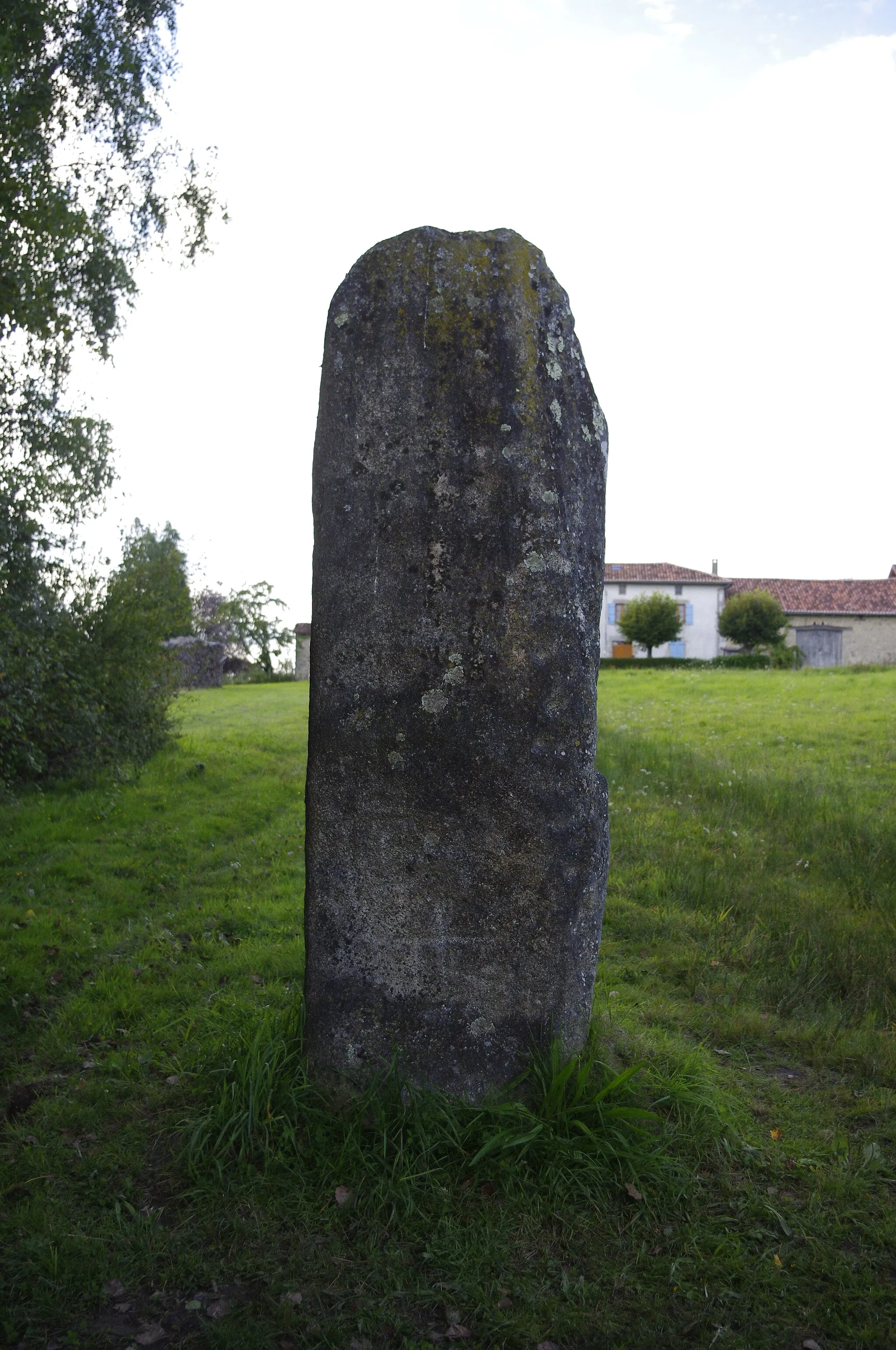 Photo showing: Menhir d'Arnac, à Arnac, commune de Cieux, Haute-Vienne, France
