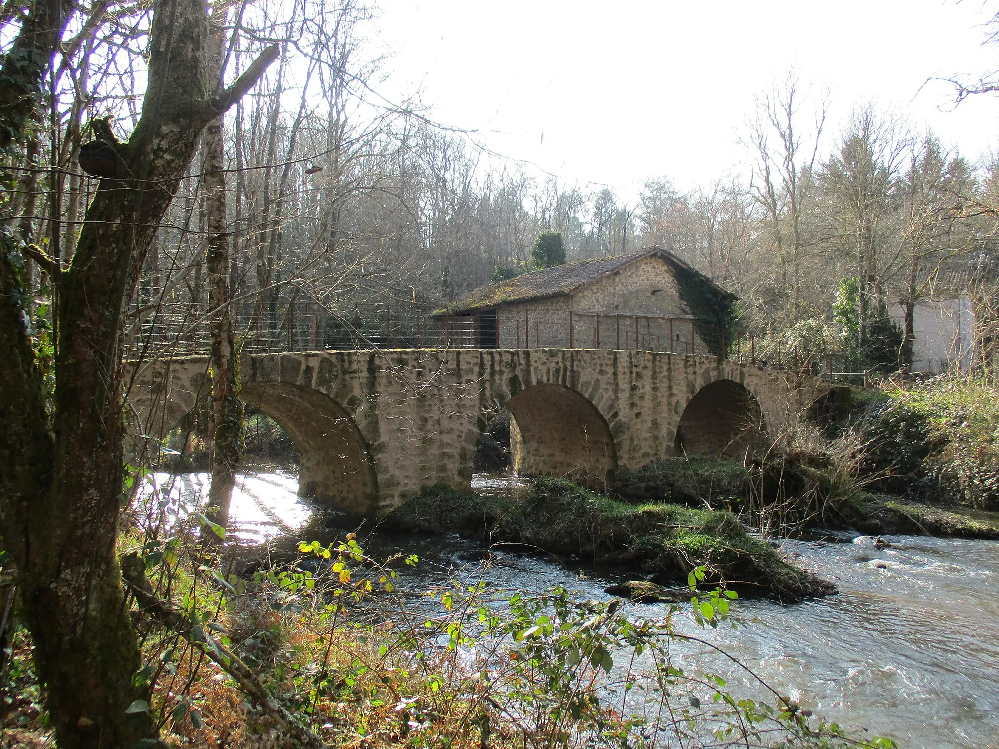 Photo showing: This building is indexed in the base Mérimée, a database of architectural heritage maintained by the French Ministry of Culture, under the reference PA87000039 .