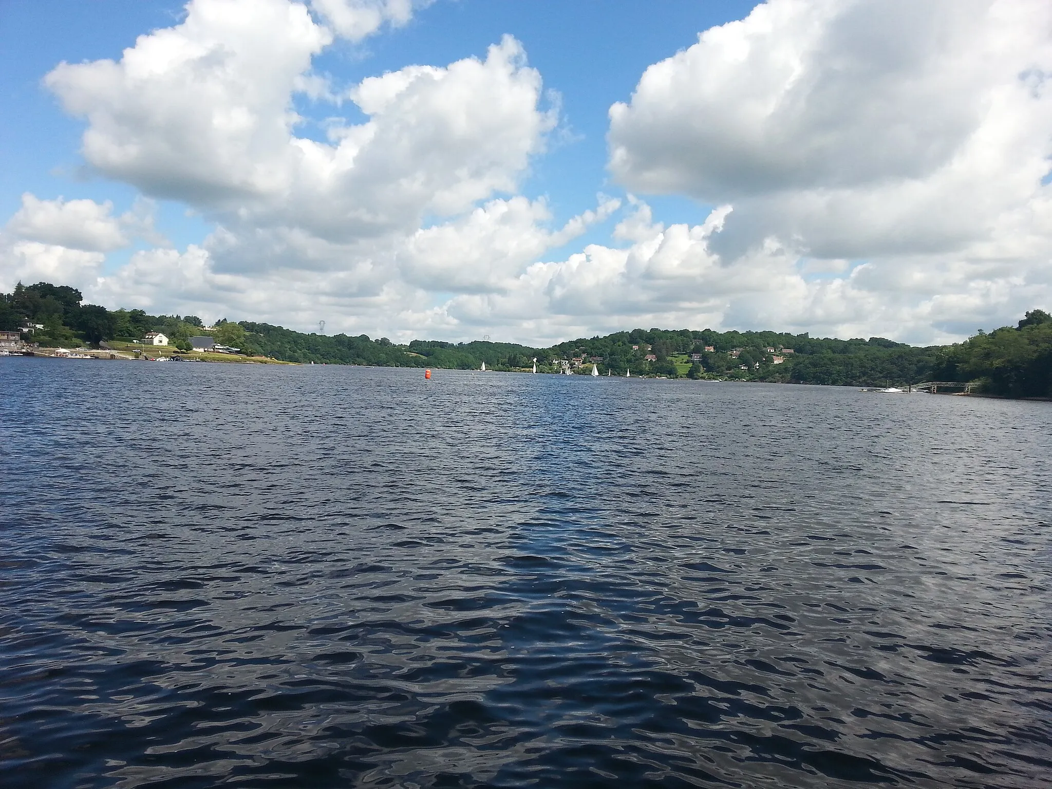 Photo showing: Lac de Chambon : Le lac depuis la rive droite.