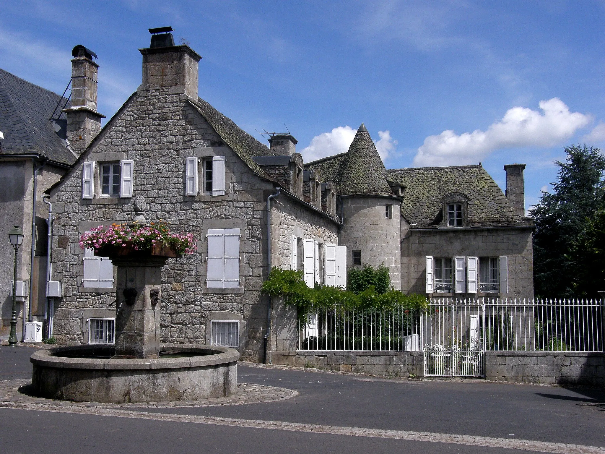 Photo showing: Menet jolie maison dans le village.