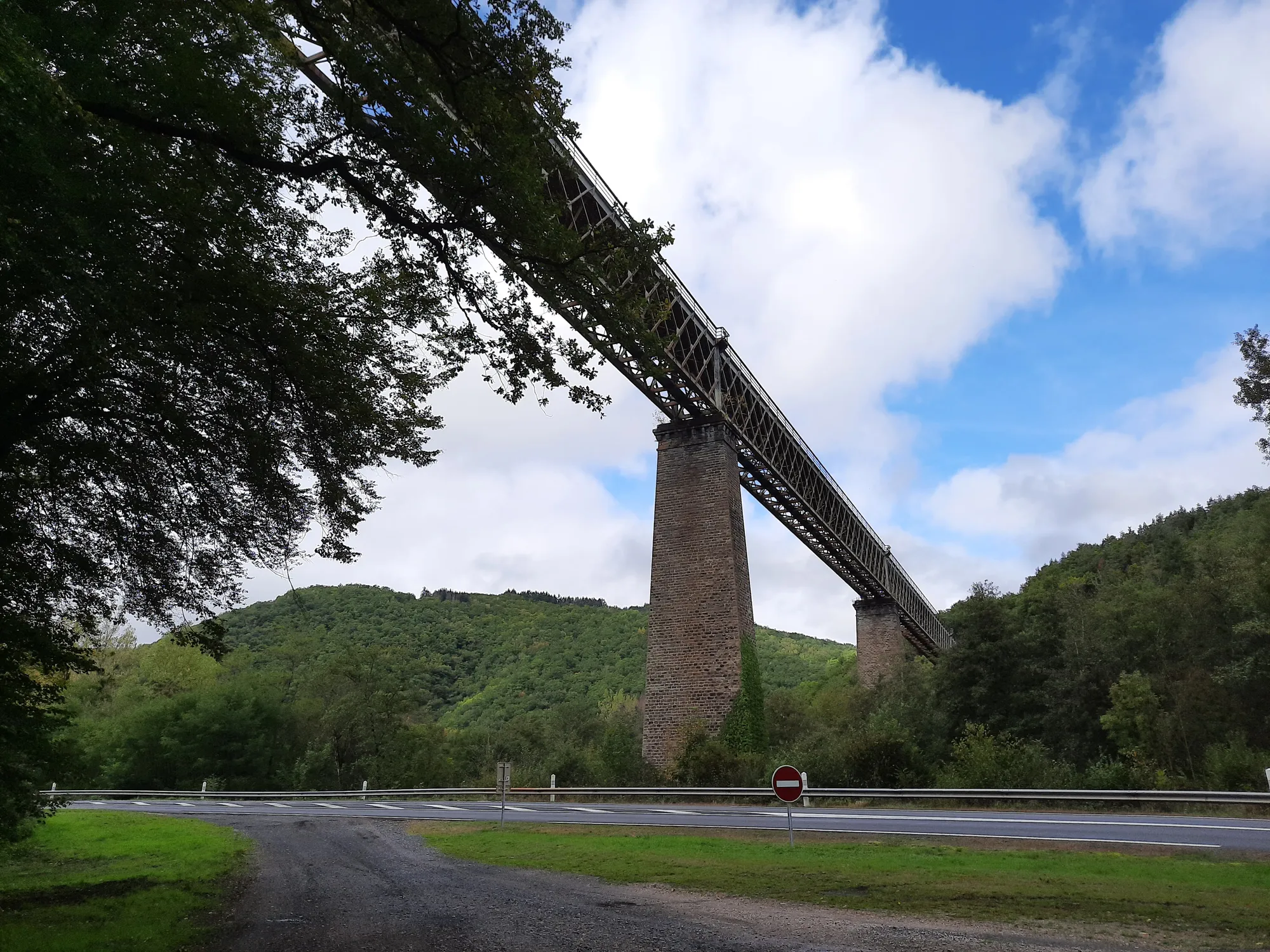 Photo showing: Viaduc ferroviaire de la ligne de Mauriac à Miécaze, situé sur les communes de Bassignac et Méallet (Cantal, France) et construit entre 1891 et 1892. Il enjambe la Sumène à proximité du village de Vendes faisant partie de la commune de Bassignac.
La prise de vue a été réalisée depuis la route départementale 922 passant en contrebas.