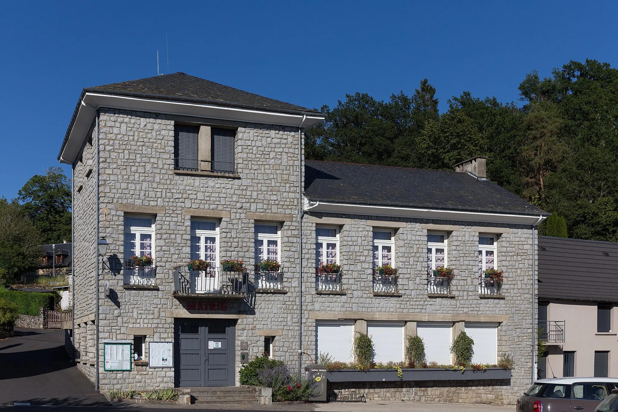 Photo showing: Town hall of Lanobre.