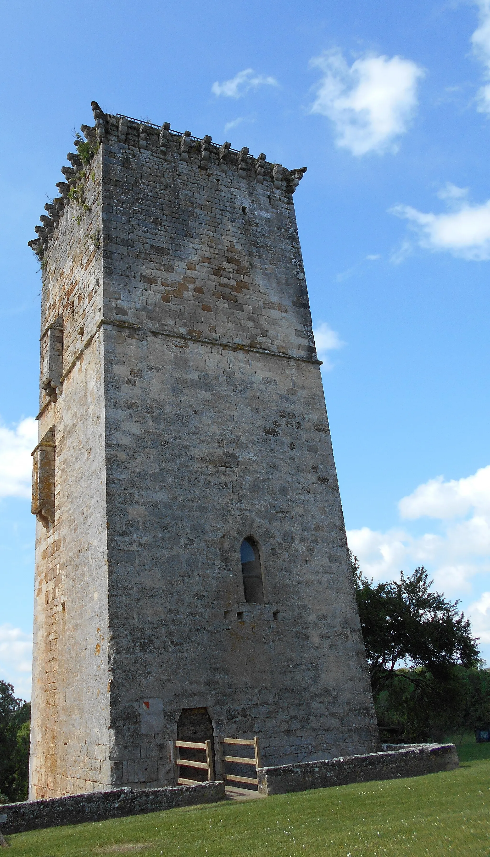 Photo showing: This building is indexed in the base Mérimée, a database of architectural heritage maintained by the French Ministry of Culture, under the reference PA00082486 .