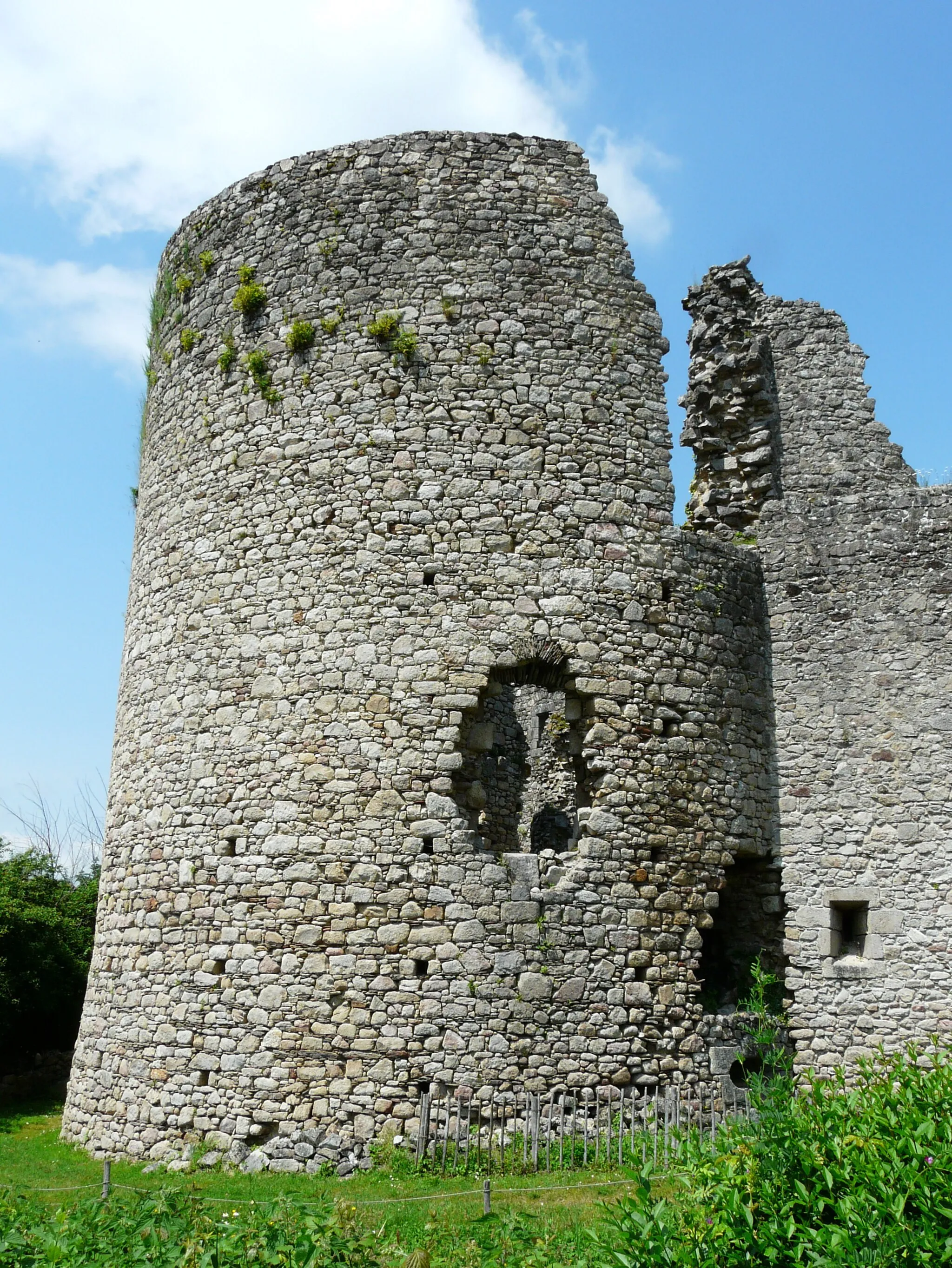 Photo showing: Une tour du château de Lastours, Rilhac-Lastours, Haute-Vienne, France.