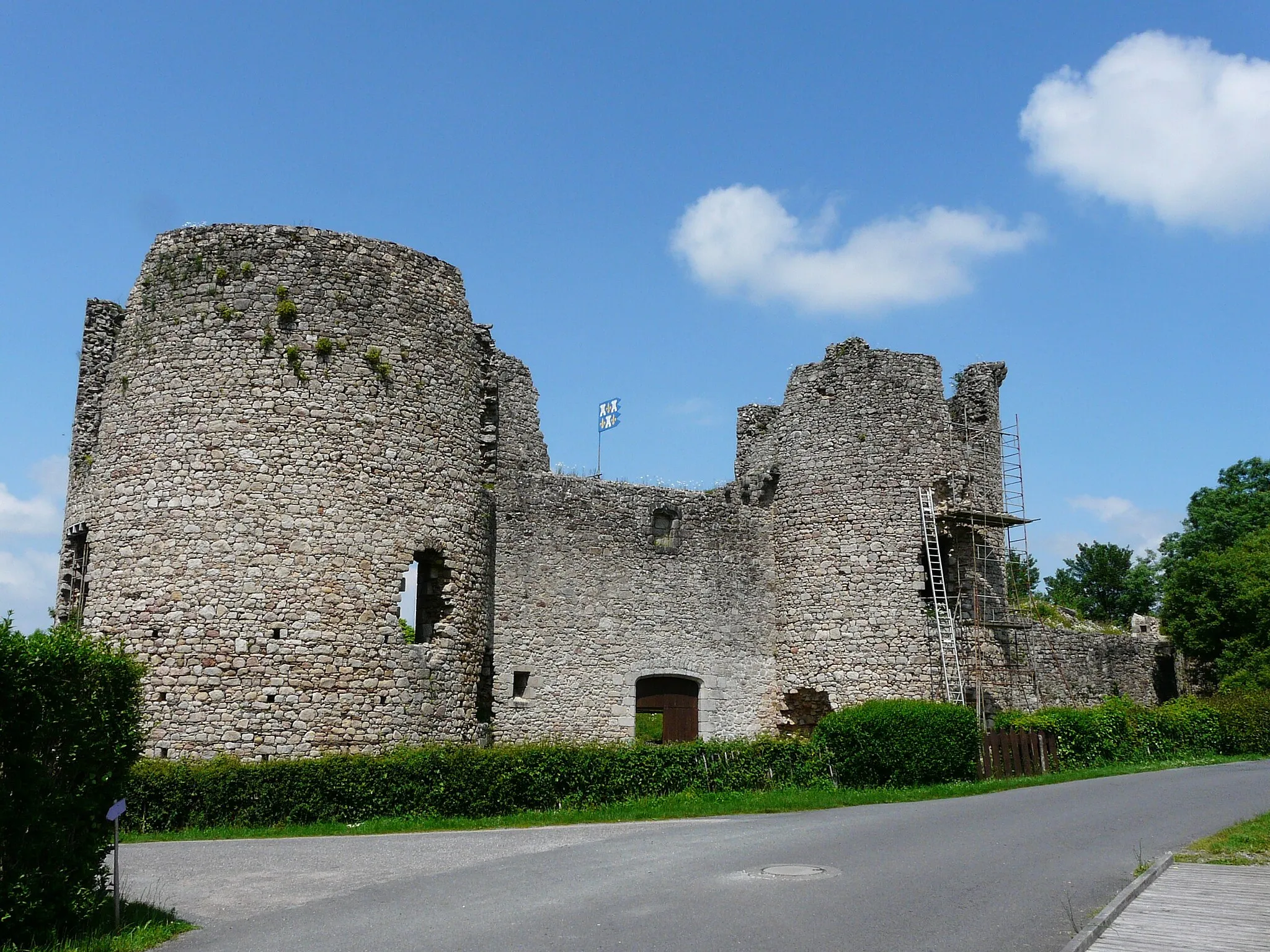 Photo showing: Les ruines du château de Lastours, Rilhac-Lastours, Haute-Vienne, France.