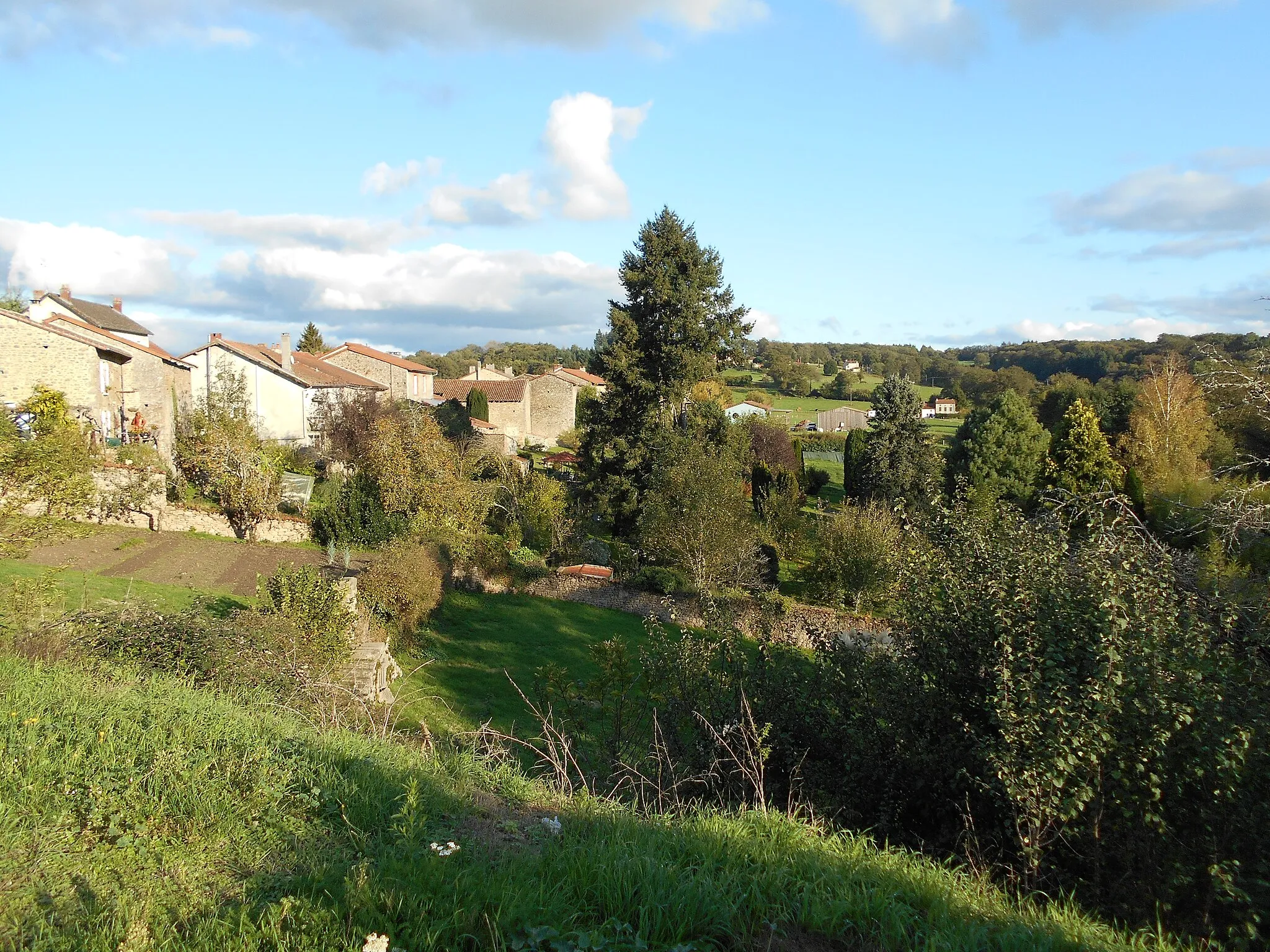 Photo showing: View over the valley of the river Couze, Balledent