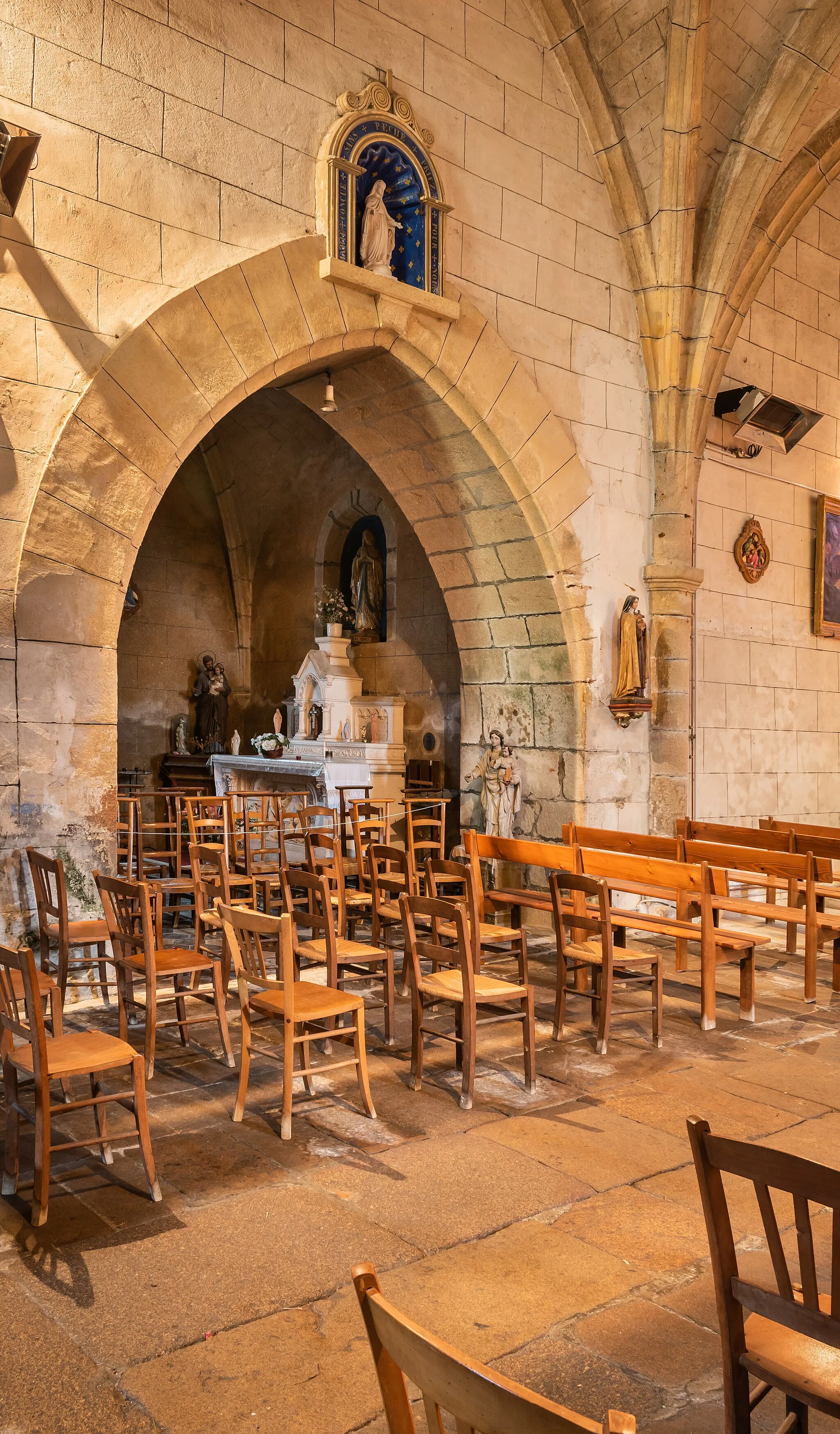 Photo showing: Interior of the Saint Gaudentius of Brescia church in Saint-Jouvent, Haute-Vienne, France