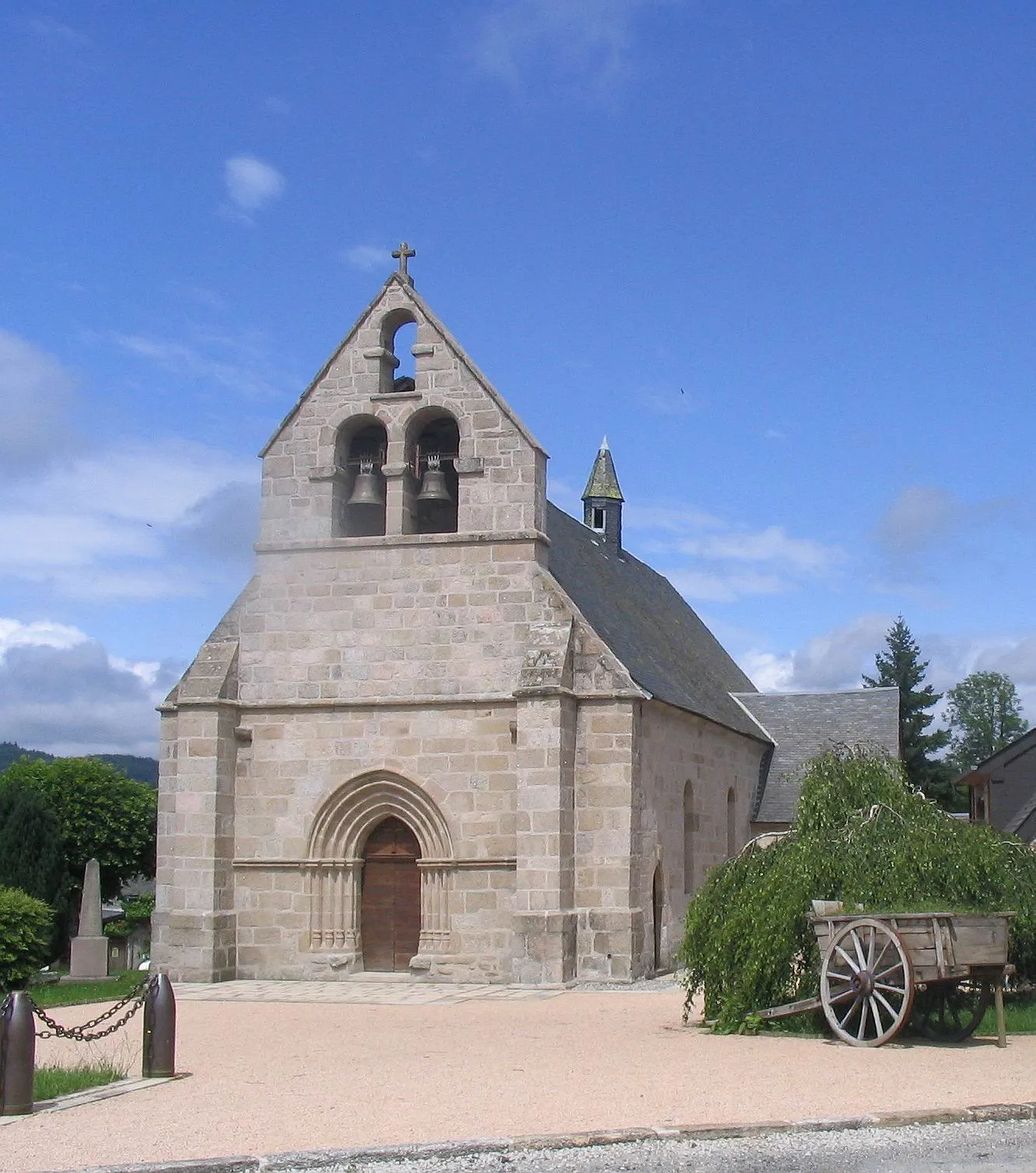 Photo showing: Eglise St Eloi-St Martin d'Ambrugeat (XIIéme et pan-clocher du XVIème)