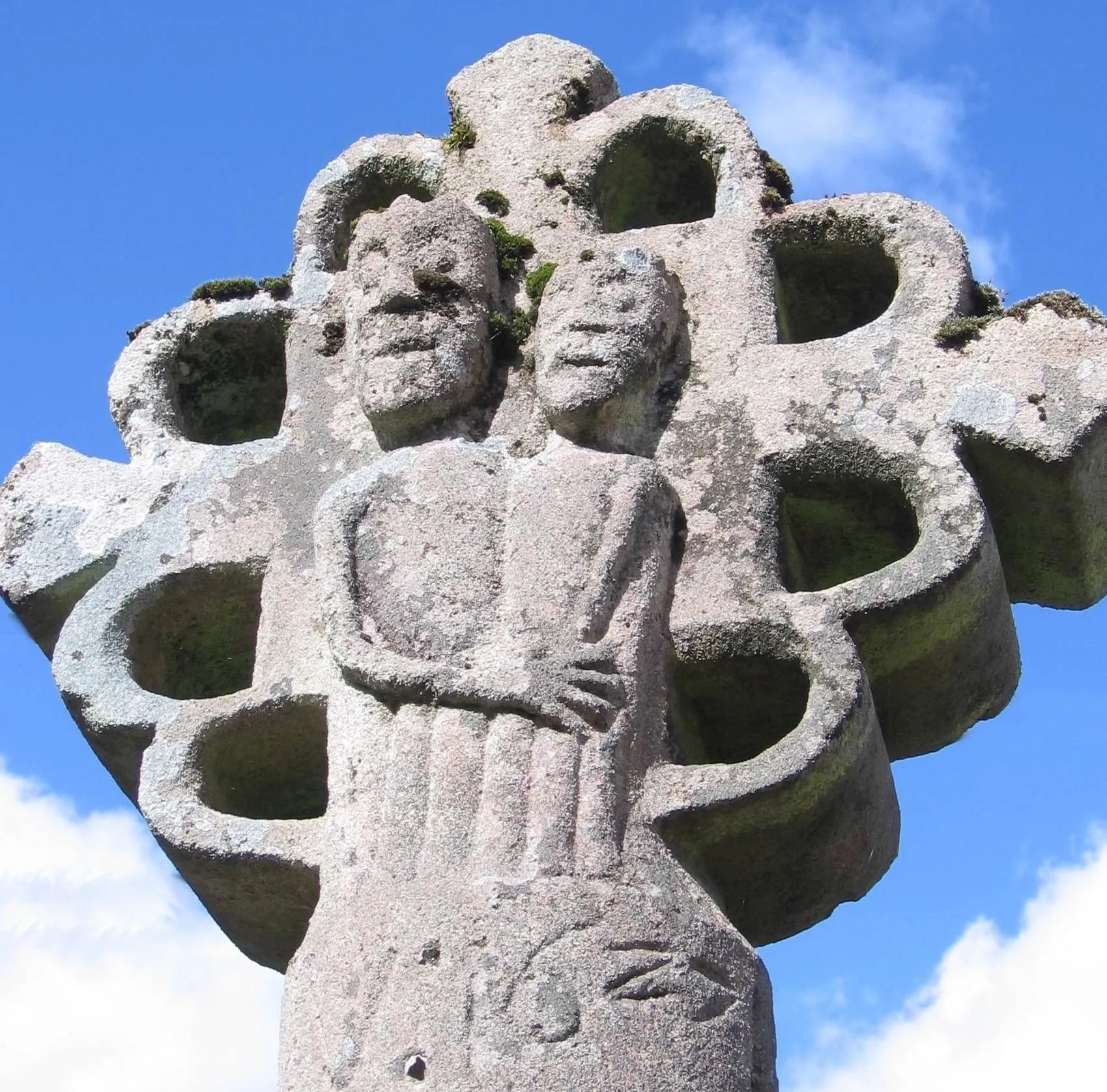 Photo showing: Croix de granit du XVIème du Hameau de Besse (commune d'Ambrugeat) détail d'une face