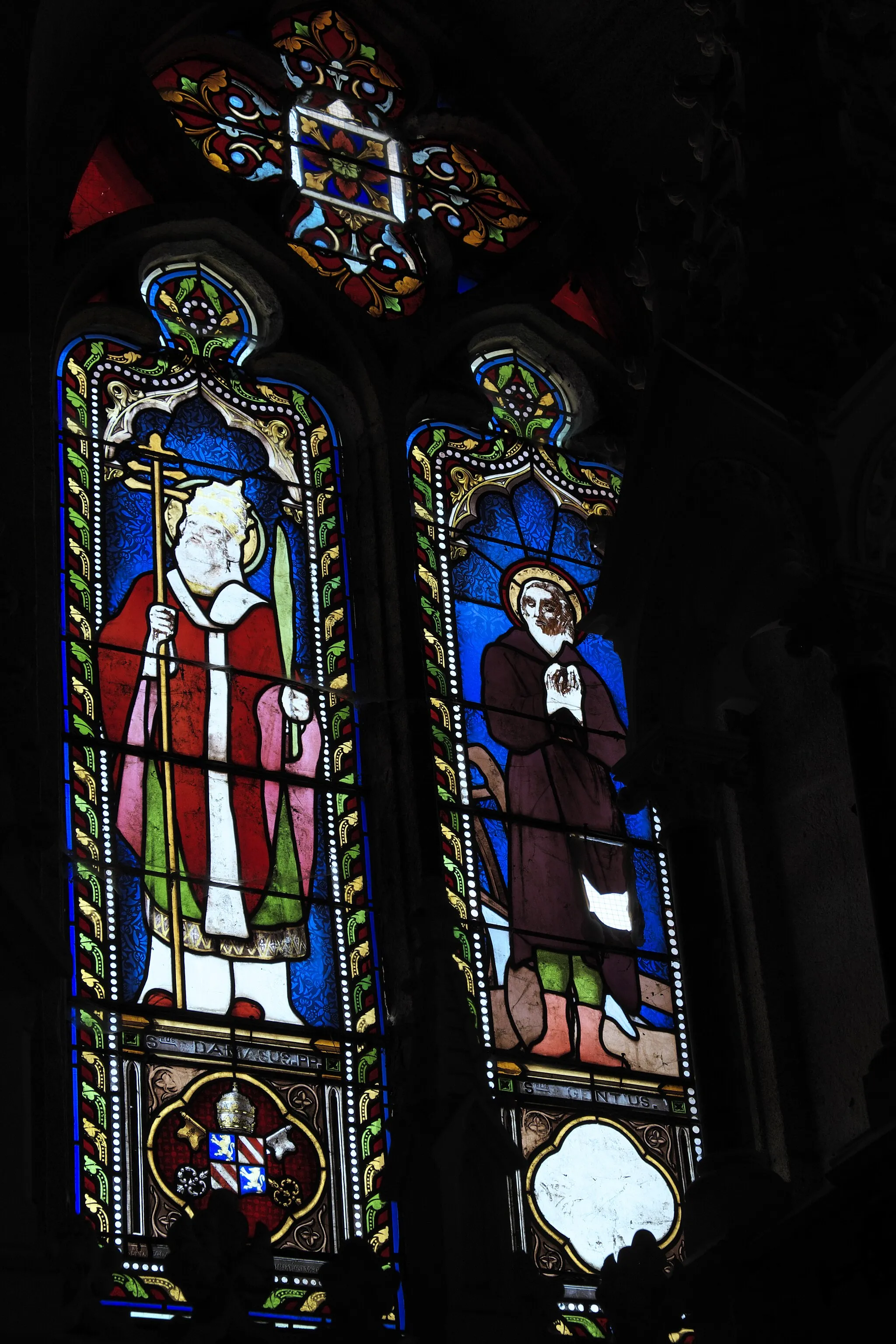 Photo showing: Katholische Kirche Saint-Gentien in Saint-Gence im Département Haute-Vienne (Nouvelle-Aquitaine/Frankreich), Bleiglasfenster mit der Signatur LV GESTA TOULOUSE; Darstellung: Heiliger Damasus, heiliger Gentius