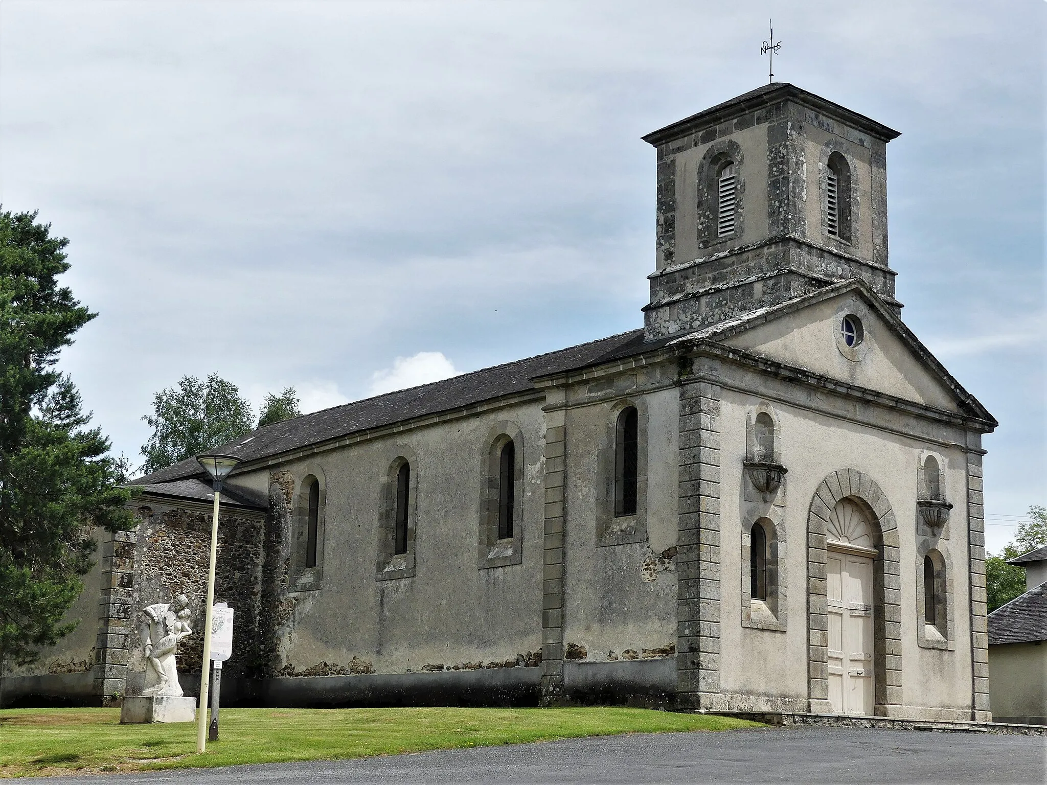 Photo showing: L'église d'Eyburie, Corrèze, France.