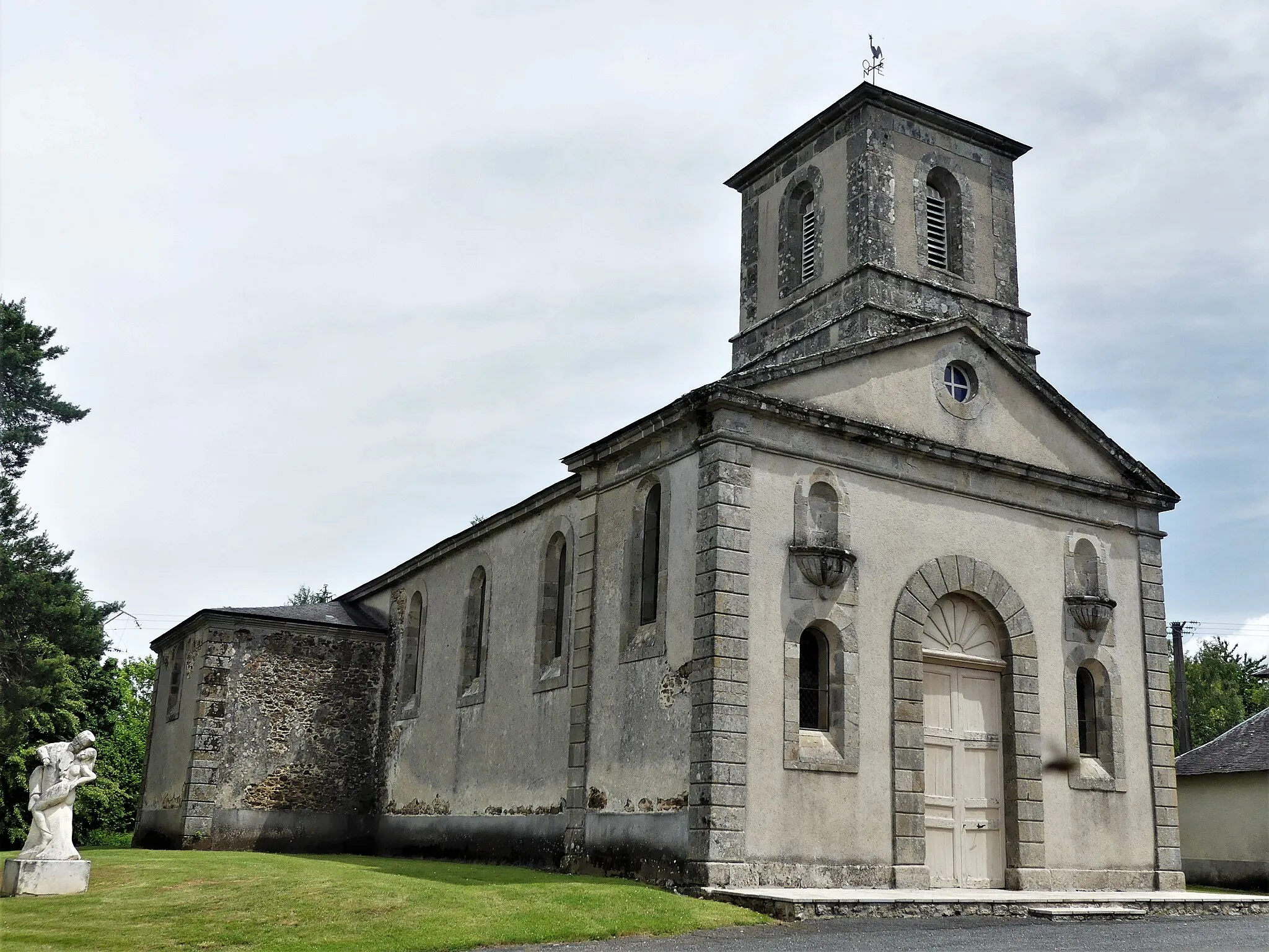 Photo showing: L'église d'Eyburie, Corrèze, France.