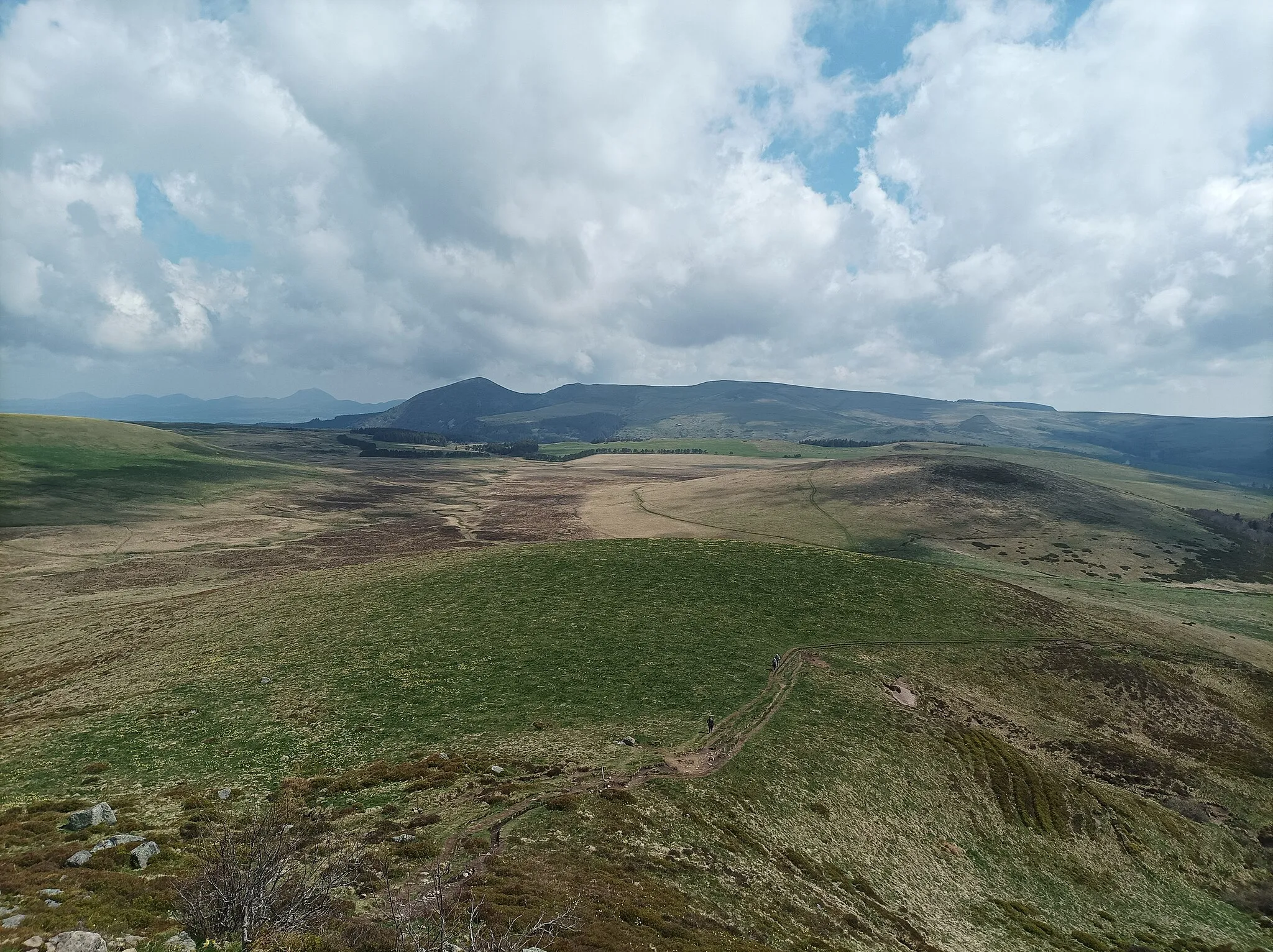 Photo showing: Plateau de Guéry depuis le flanc Nord-est du puy Gros en mai 2022. Le puy Chantauzet est visible à droite. Le puy de l'Ouire‎ à gauche en arrière plan et le plateau de l'Aiguiller à droite en arrière plan.