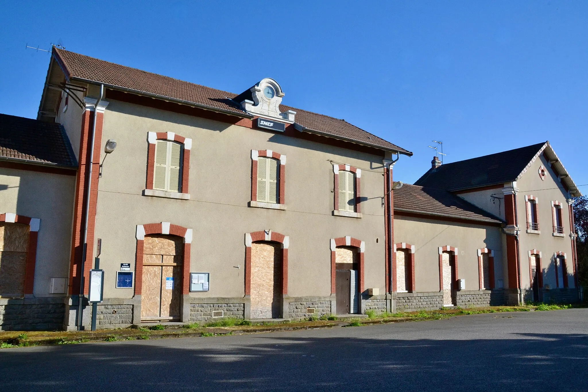 Photo showing: Bâtiment voyageurs de l'ancienne gare d'Eygurande-Merlines (Merlines, Corrèze, France).