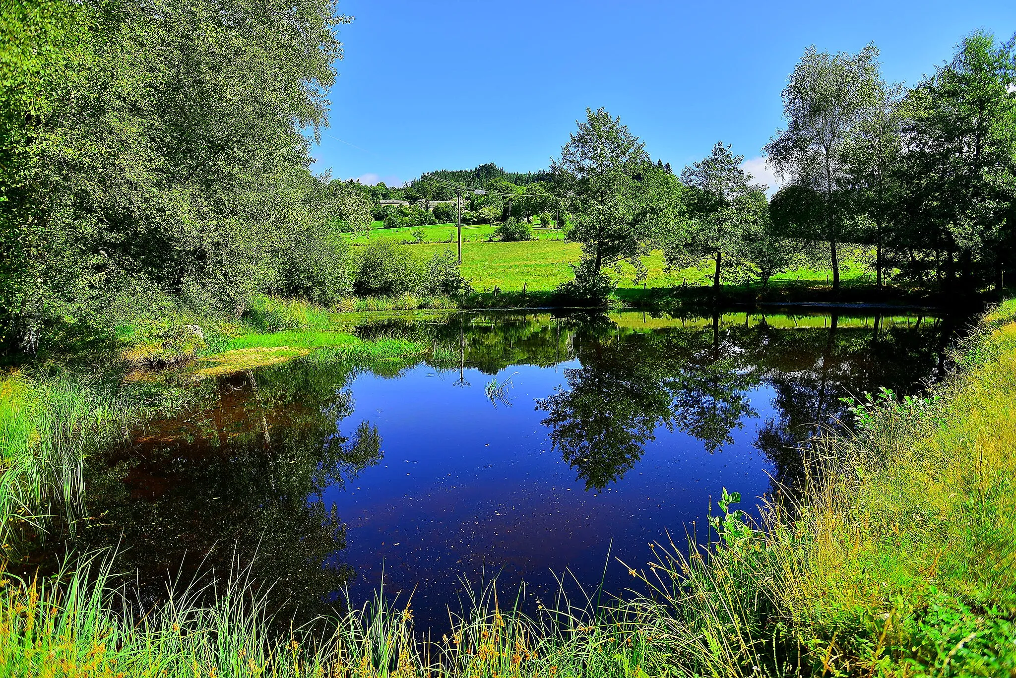 Photo showing: vue, en contrebas, de Péret Bel-Air (Corrèze, France), en arrivant par la route d'Egletons.