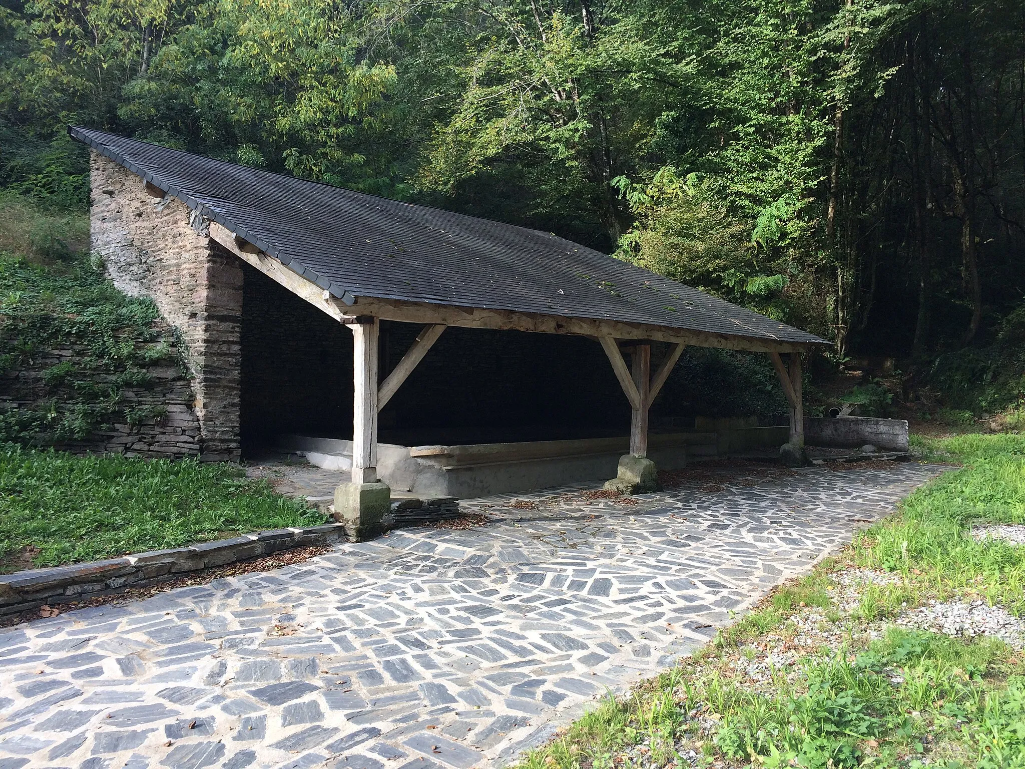 Photo showing: Le lavoir du bourg de Voutezac (19).