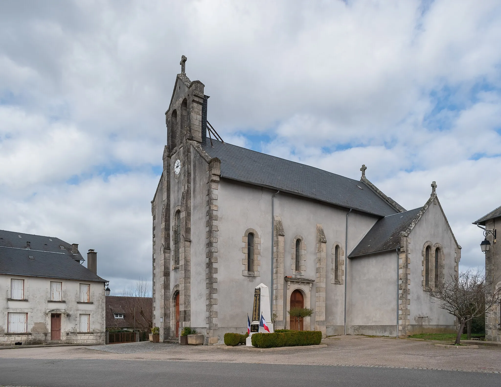 Photo showing: Saints Pardulphus and Martin church in Sussac, Haute-Vienne, France