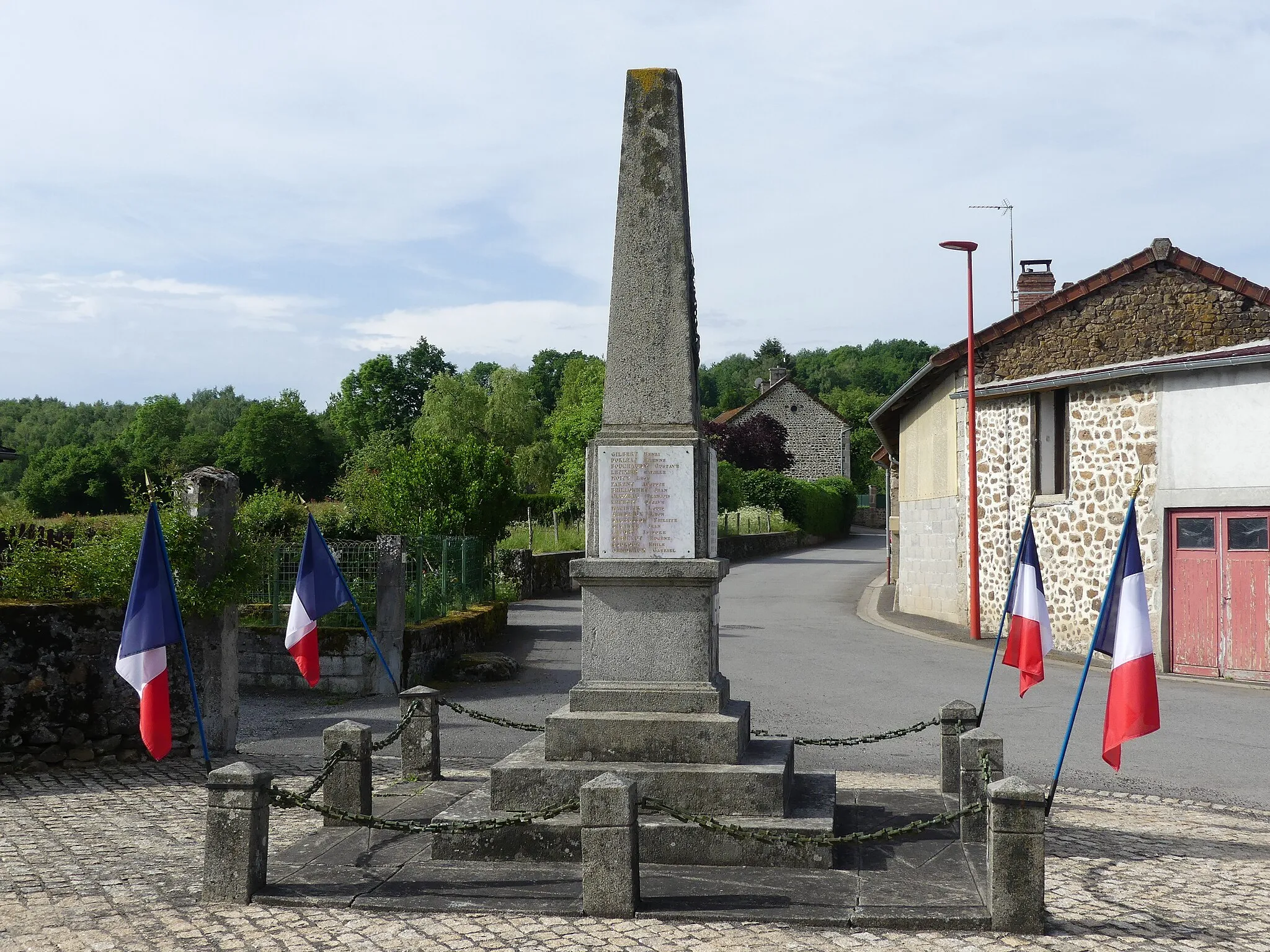 Photo showing: Le monument aux morts de Saint-Marc-à-Frongier, Creuse, France.