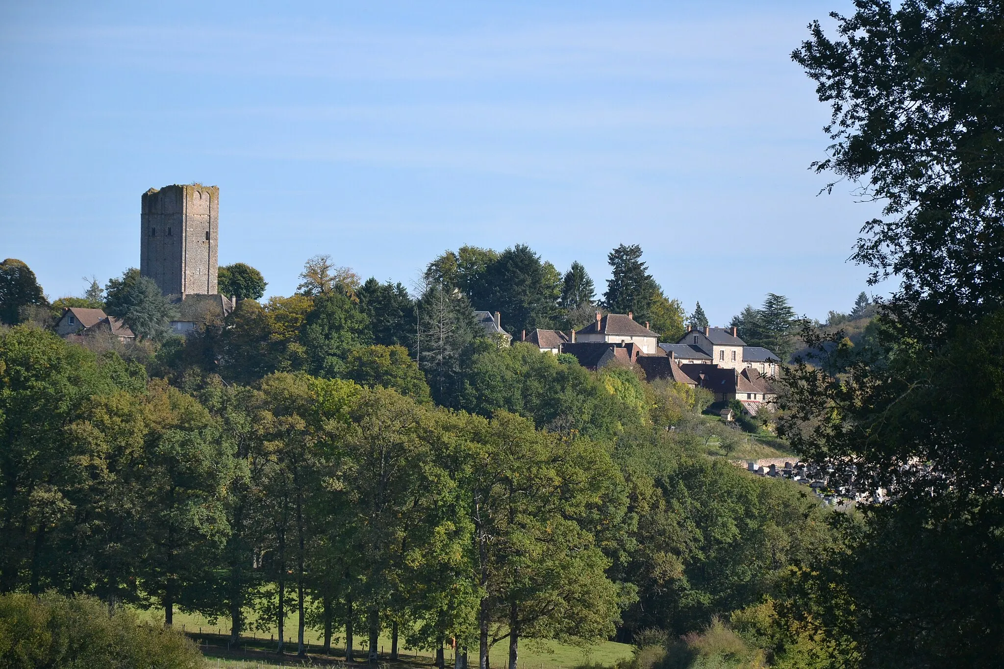 Photo showing: Vue sur le village de Château-Chervix (Haute-Vienne, France).