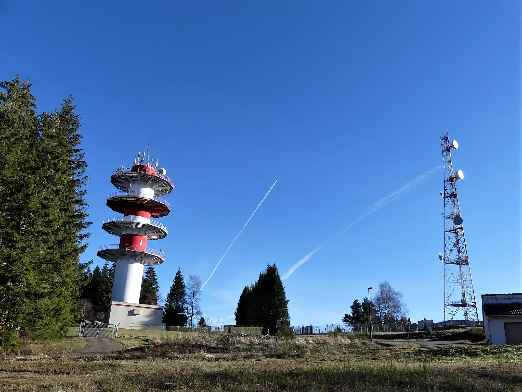 Photo showing: La tour hertzienne et l'une des antennes du mont Audouze, Saint-Setiers, Corrèze, France.