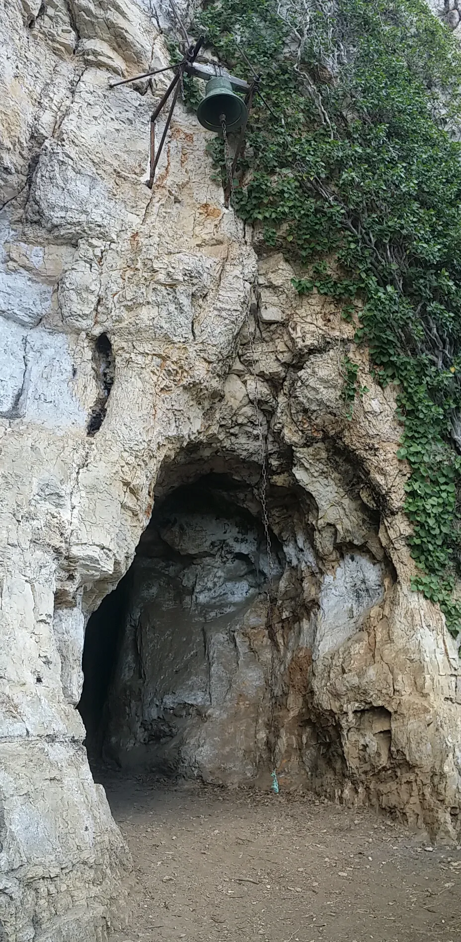 Photo showing: Grotte au pied du Rocher Sainte-Marie transformée en chapelle depuis le Haut Moyen-Âge