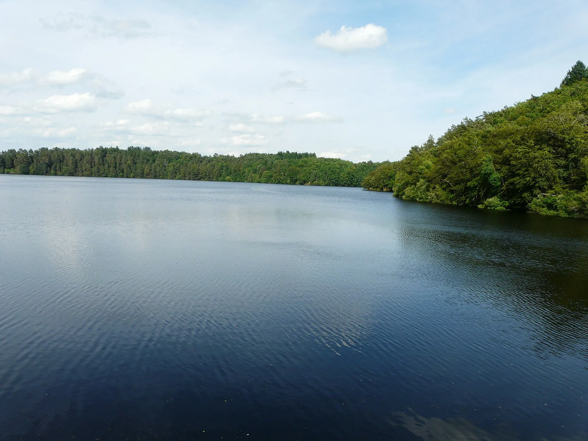 Photo showing: La retenue du barrage de la Valette juste en amont du barrage, Saint-Pardoux-la-Croisille, Corrèze, France.