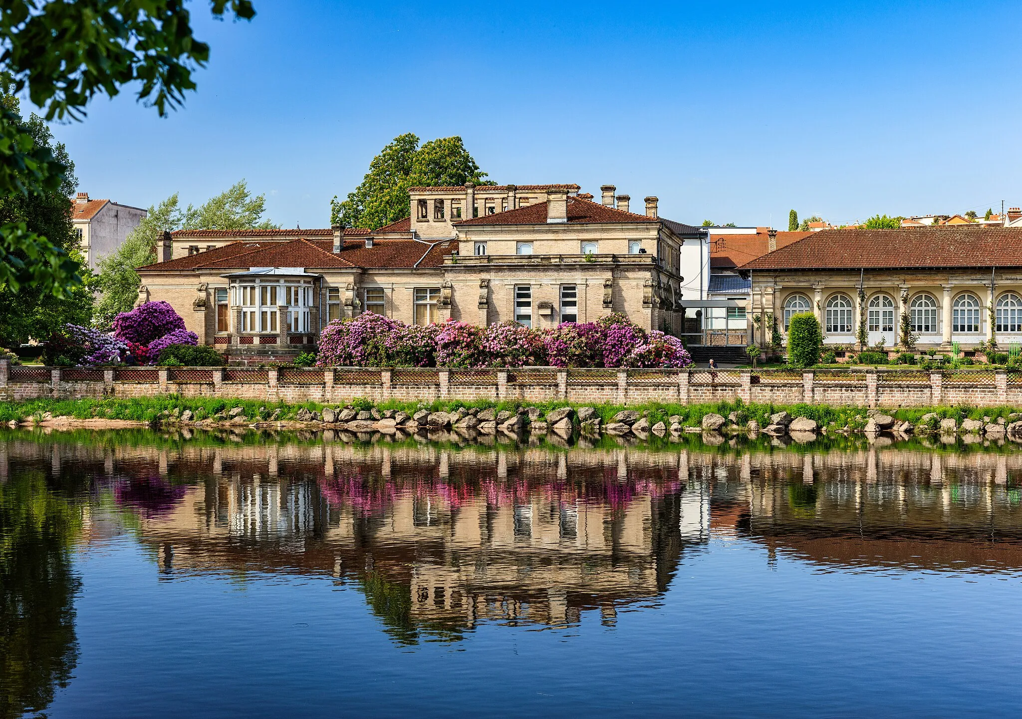 Photo showing: This building is inscrit au titre des monuments historiques de la France. It is indexed in the base Mérimée, a database of architectural heritage maintained by the French Ministry of Culture, under the reference PA00107328 .