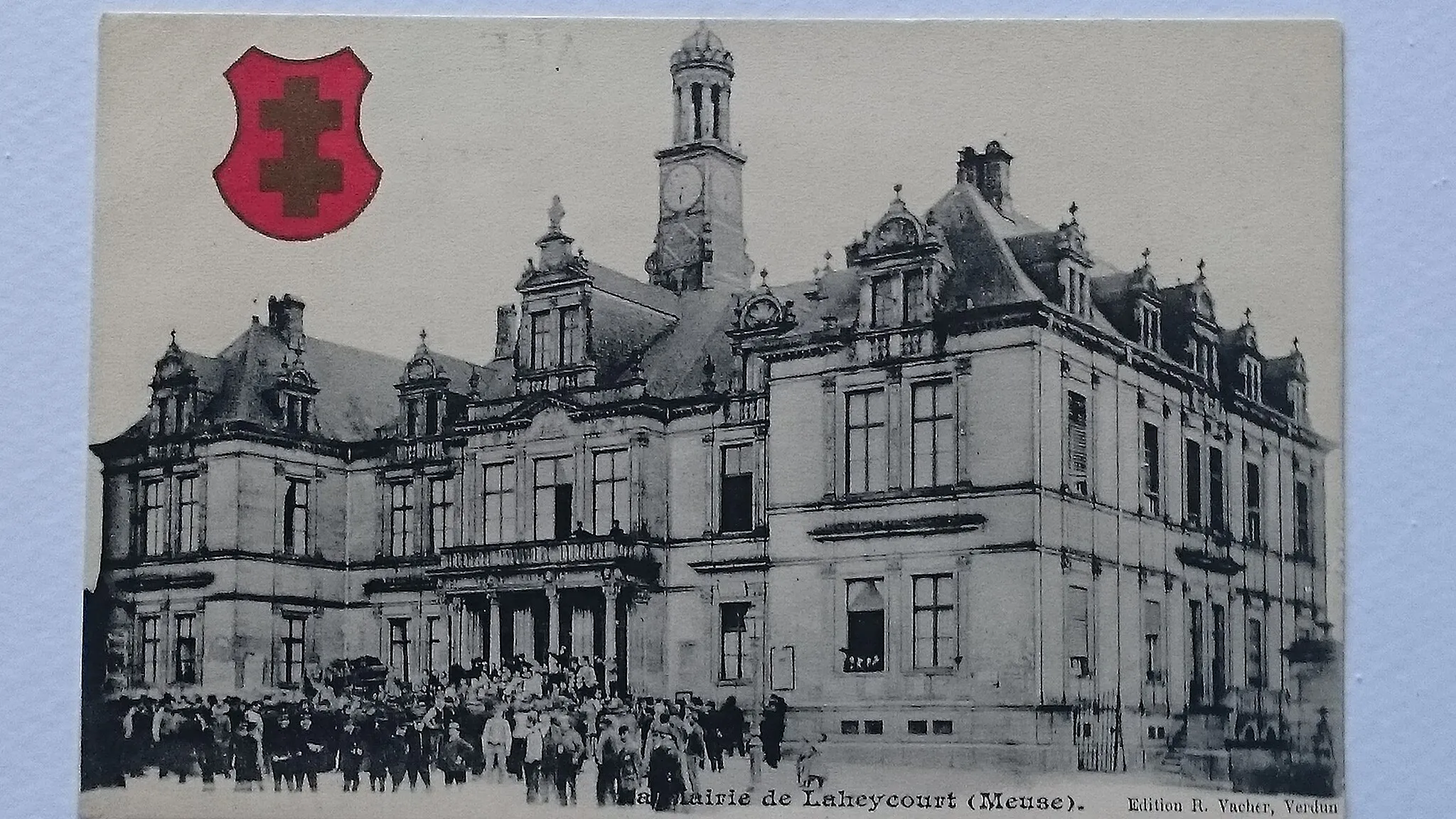 Photo showing: La mairie de Laheycourt avant sa destruction partielle pendant la guerre 1914-1918;
Carte postale d'avant 1914