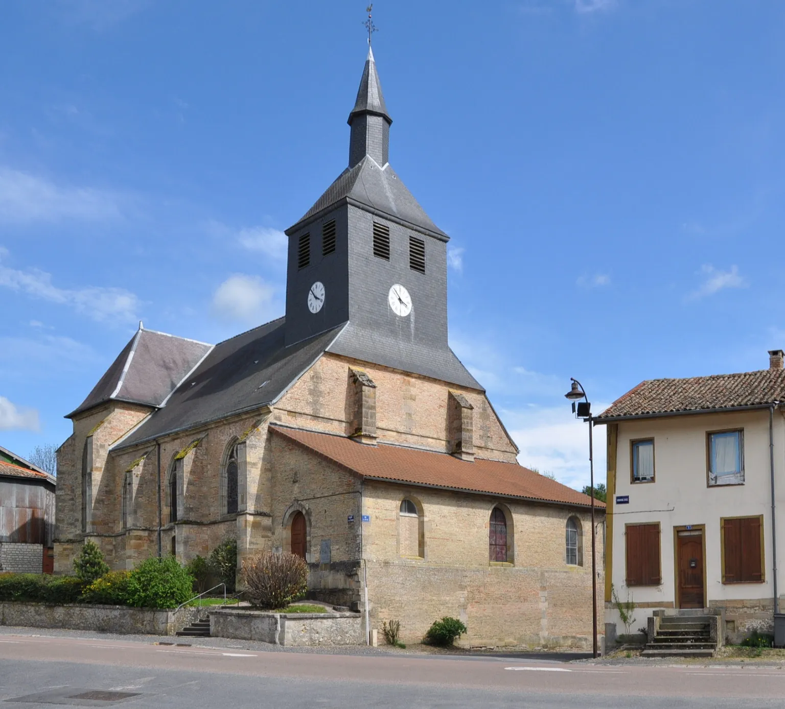 Photo showing: The Church of the Exaltation of the Holy Cross in Passavant-en-Argonne (Marne department, Champagne-Ardenne region, France).