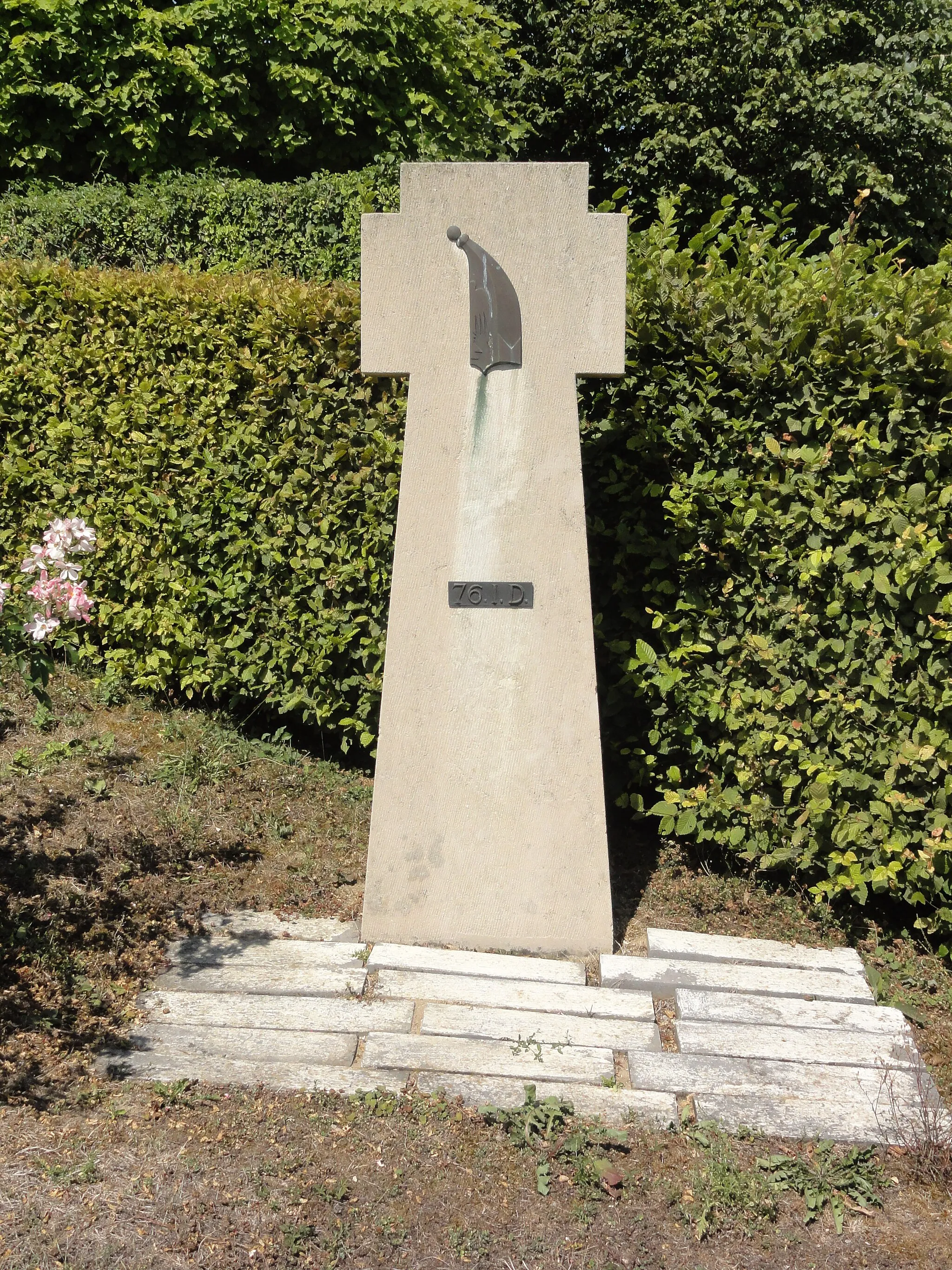 Photo showing: Esnes-en-Argonne (Meuse) mémorial 76 I.D.