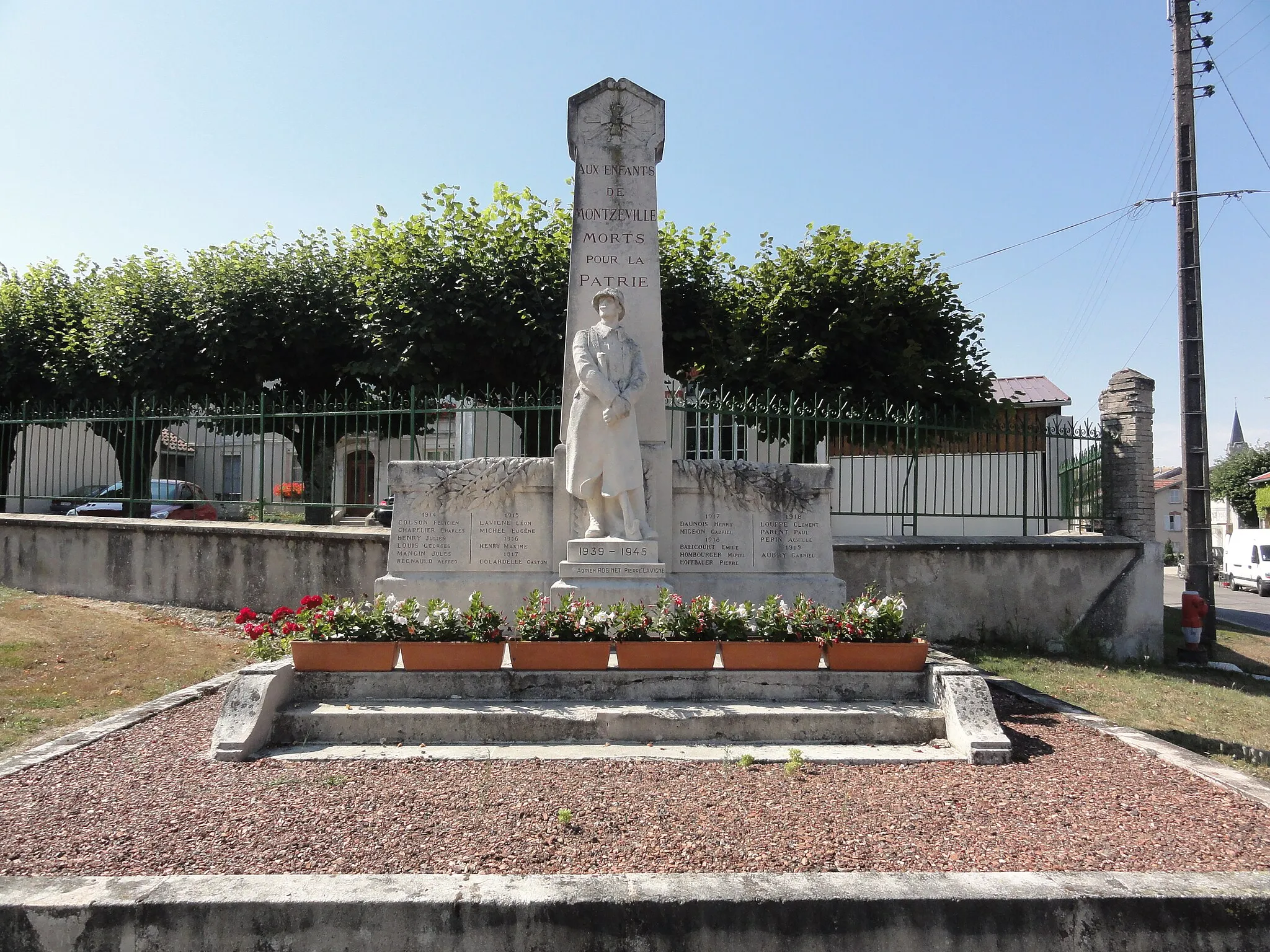 Photo showing: Montzéville (Meuse) monument aux morts